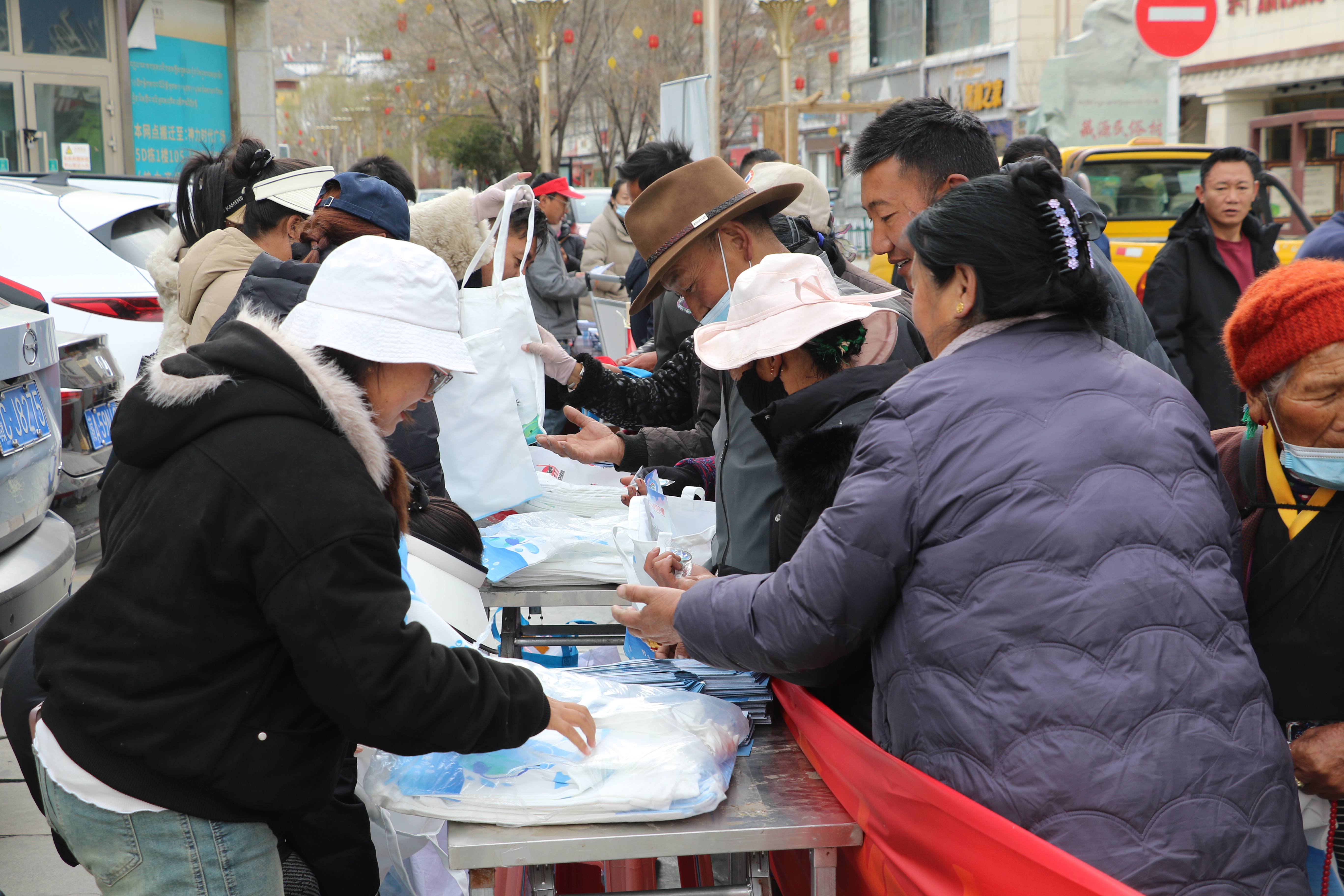 图为宣传活动现场，工作人员为过往市民群众发放宣传手册、详细普及日常生活中节约用水小技巧。 (2).jpg