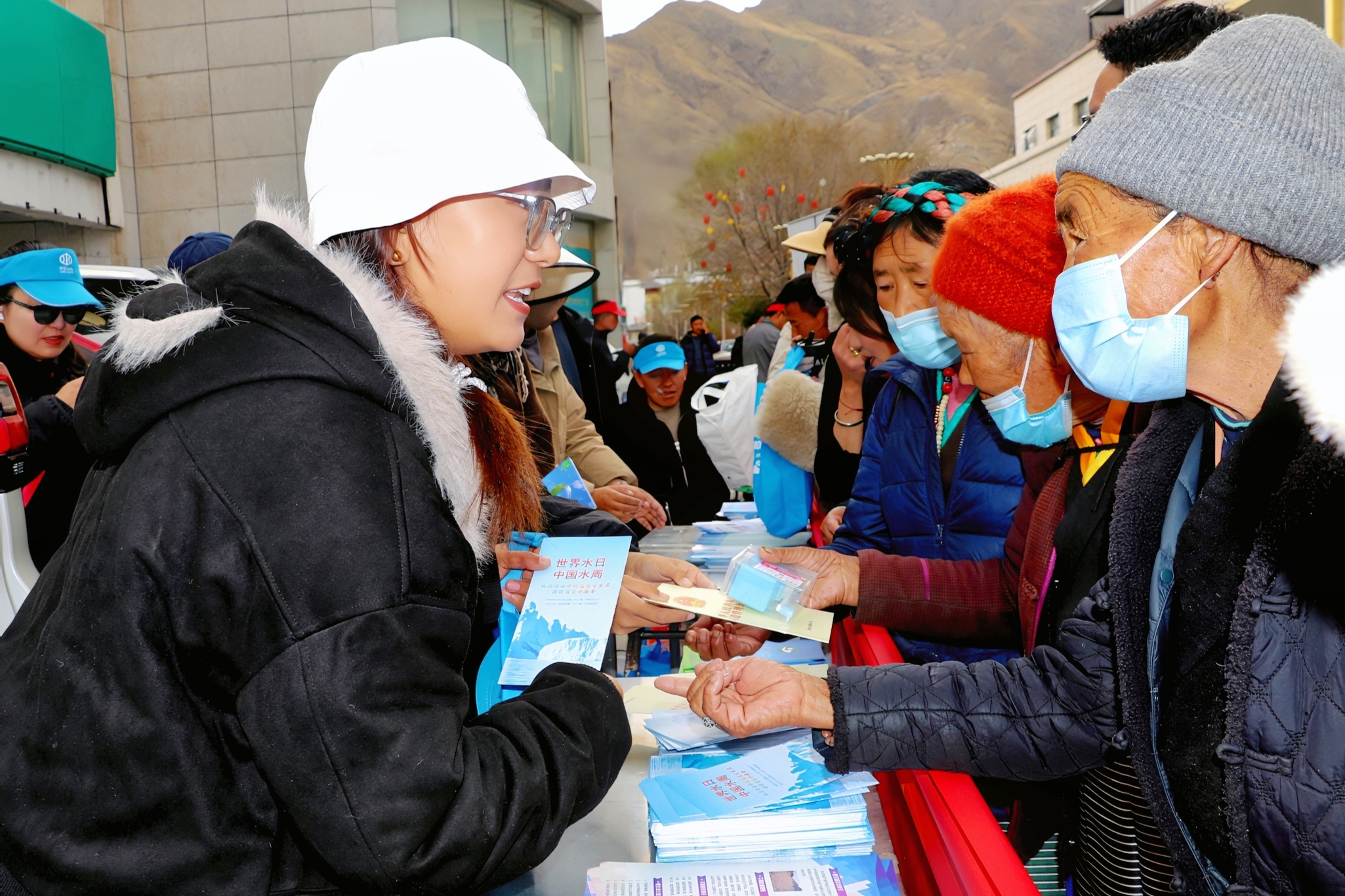 图为宣传活动现场，工作人员为过往市民群众发放宣传手册、详细普及日常生活中节约用水小技巧。 (4).jpg