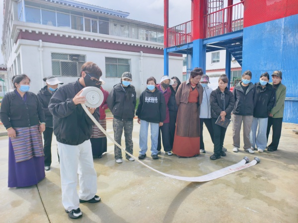 错那市“雪域蓝盾·消防宣传教育讲师团分队”开展养老机构从业人员消防安全专题培训1.jpg