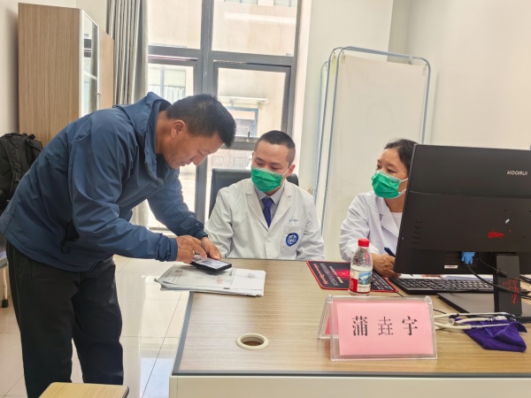 图为华西专家为患者义诊（2）.jpg