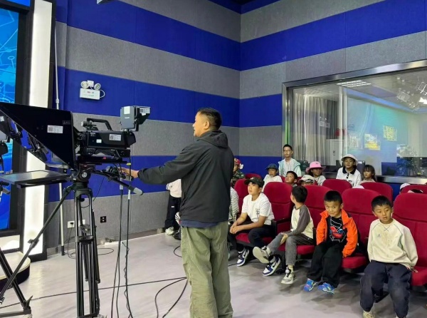 图为学生参观县融媒体中心 (2).jpg 图为学生参观县融媒体中心 (2).jpg