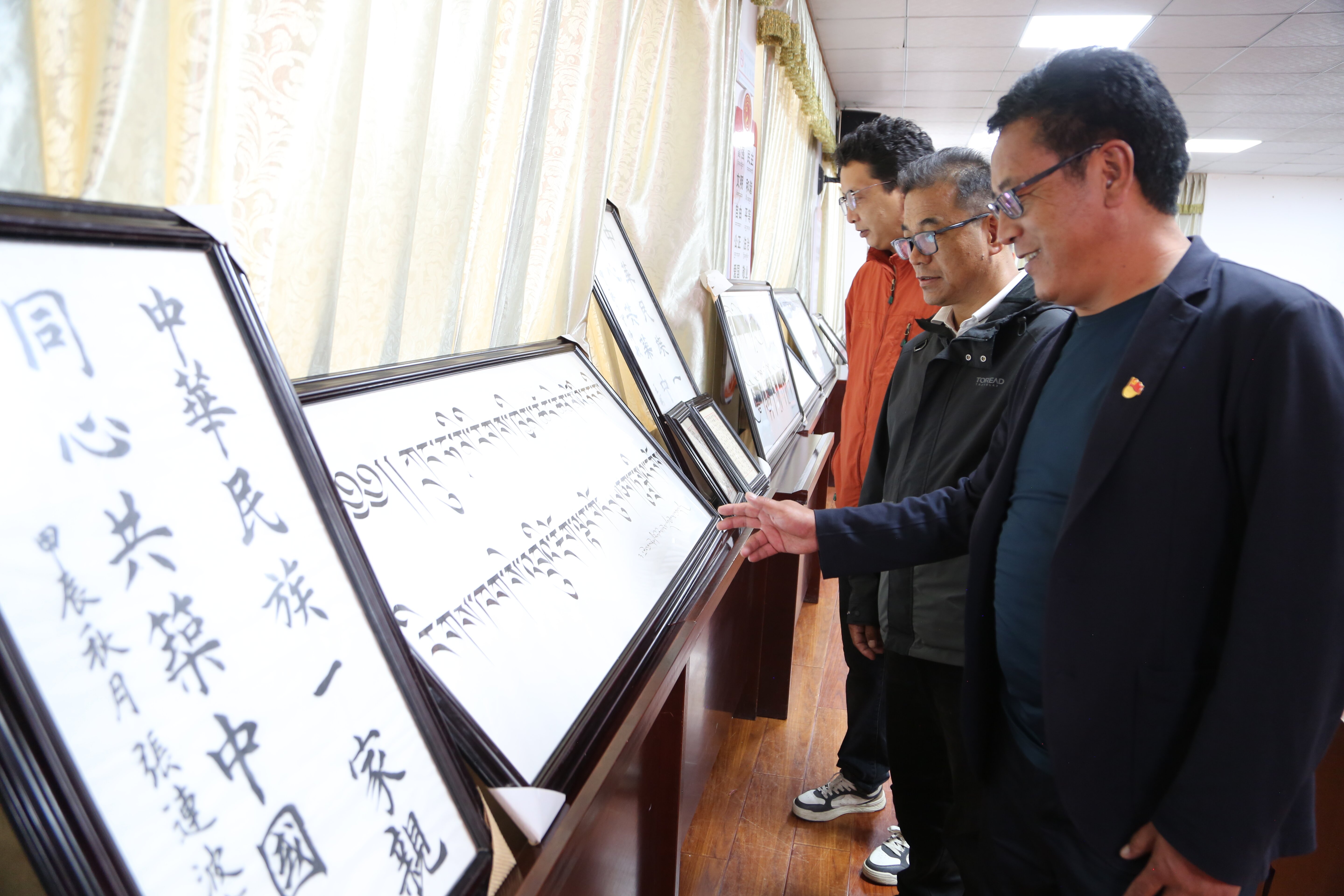汉藏书法比赛相关图片 (1)_proc.jpg