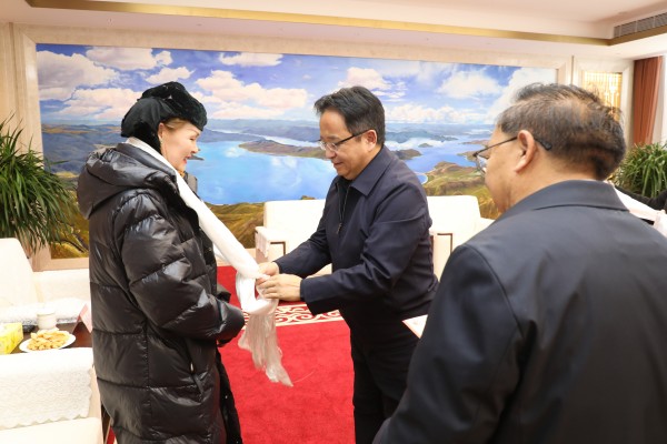 3.图为会后，尼玛旦增等与部分全国、自治区政协委员、民营企业和各族各界党外代表人士座谈交流，向他们敬献哈达并送上节日祝福。_副本.jpg