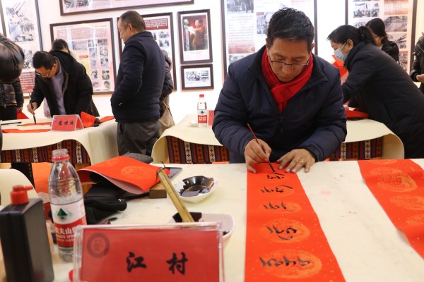 图为西藏书法家协会的书法家为现场人员写春联。_副本.jpg