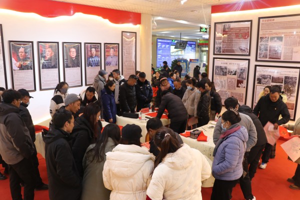 图为西藏书法家协会的书法家们为现场干部职工和社区居民写春联、送祝福。_副本.jpg