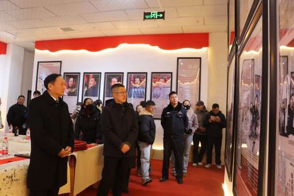 图为现场人员参观延安精神图片展_副本.jpg
