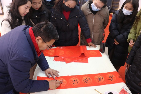 图为西藏书法家协会的书法家为现场人员写春联。 (2)_副本.jpg