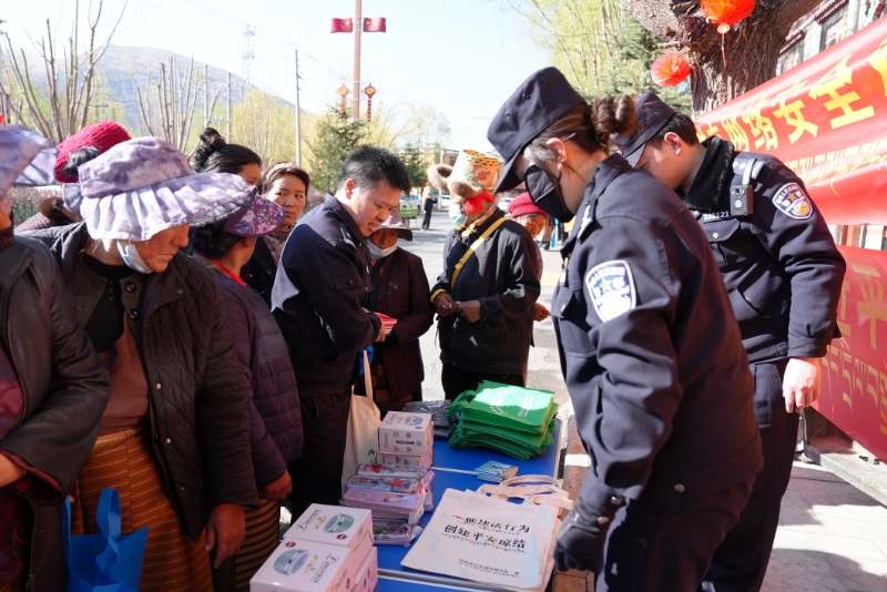 图为工作人员向群众进行讲解宣传.jpg