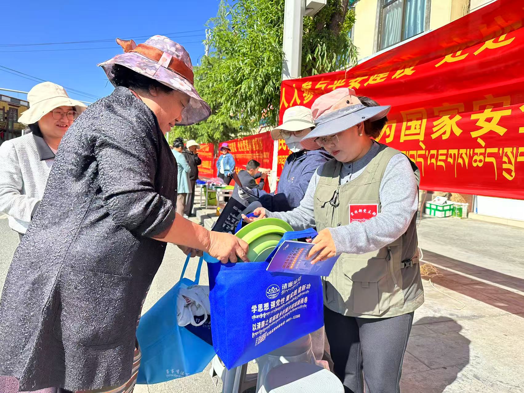 琼结县开展“平安建设宣传周”集中宣传活动 (1).jpg