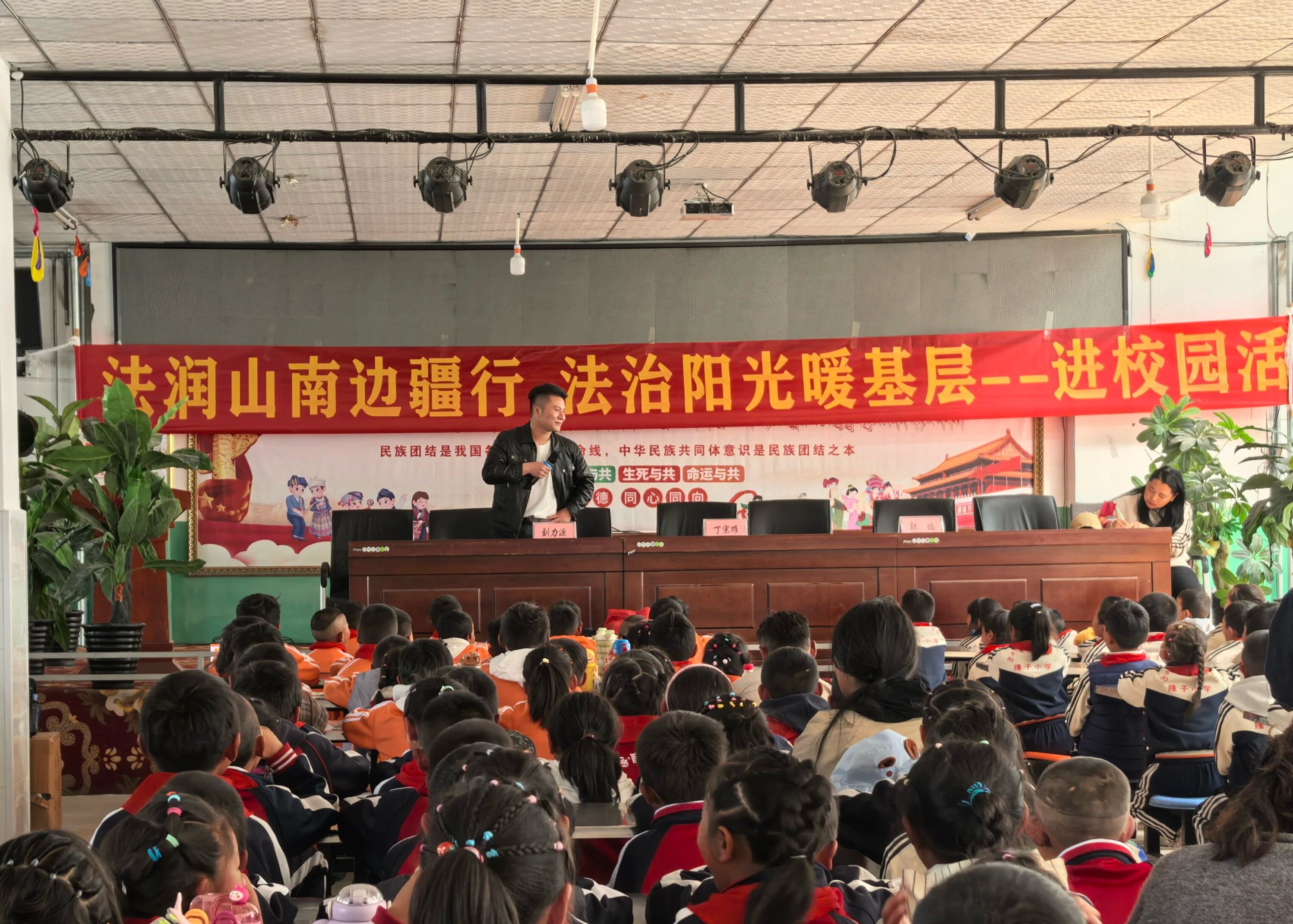 普法宣传“零距离” 法治意识润民心活动图片 (1).jpg 普法宣传“零距离” 法治意识润民心活动图片 (1).jpg