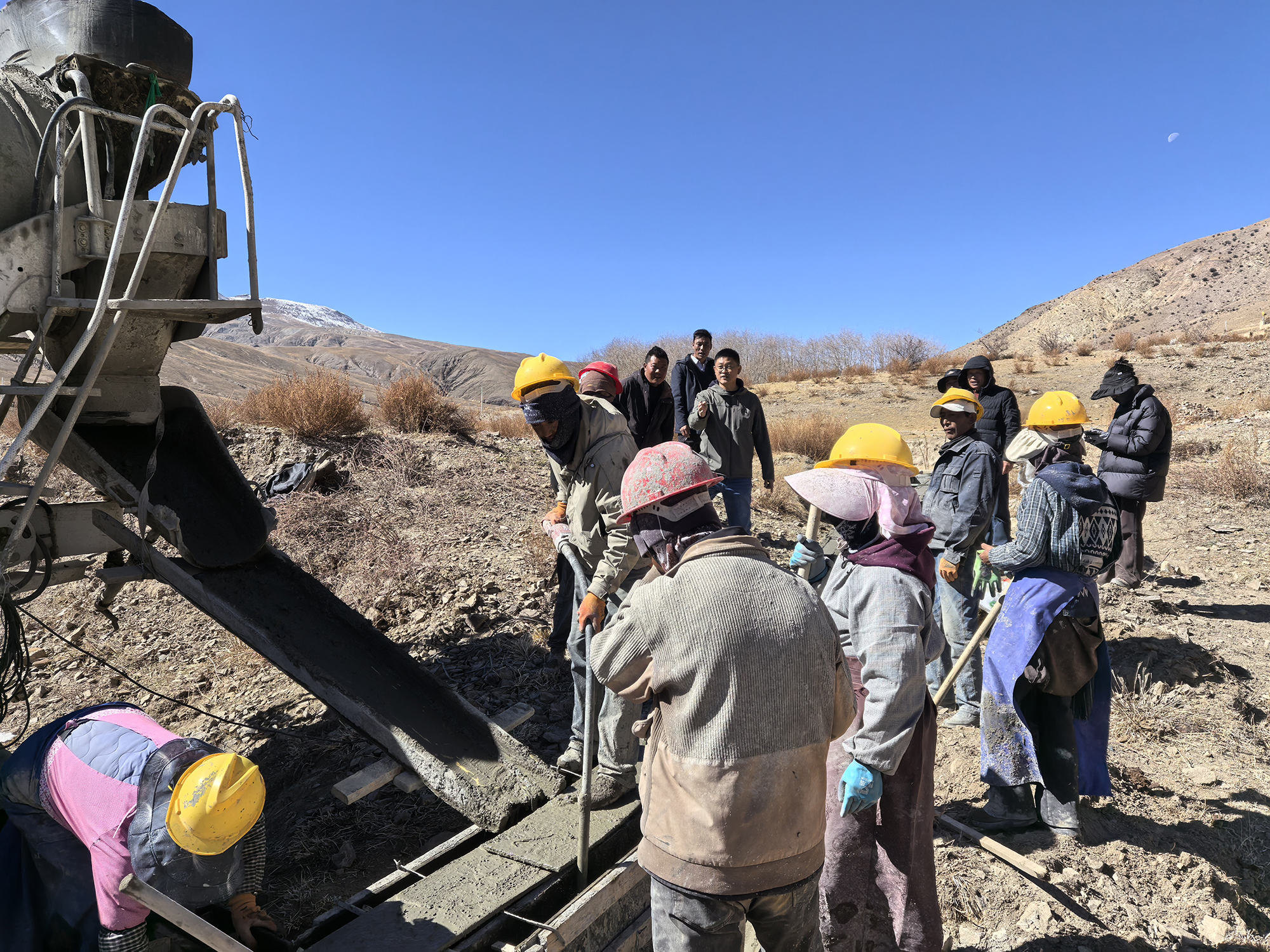 图为以工代赈项目实施现场照片.jpg 图为以工代赈项目实施现场照片.jpg