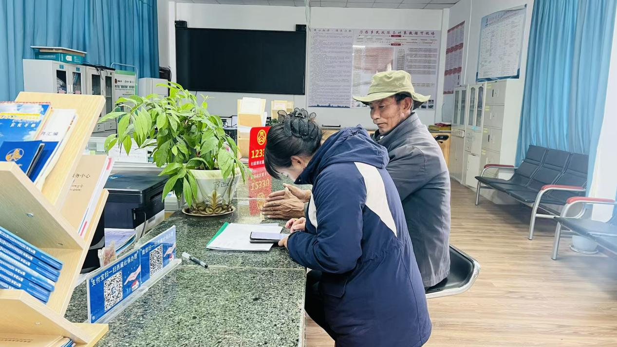 措美县开展便民服务中心暖心服务.png 措美县开展便民服务中心暖心服务.png