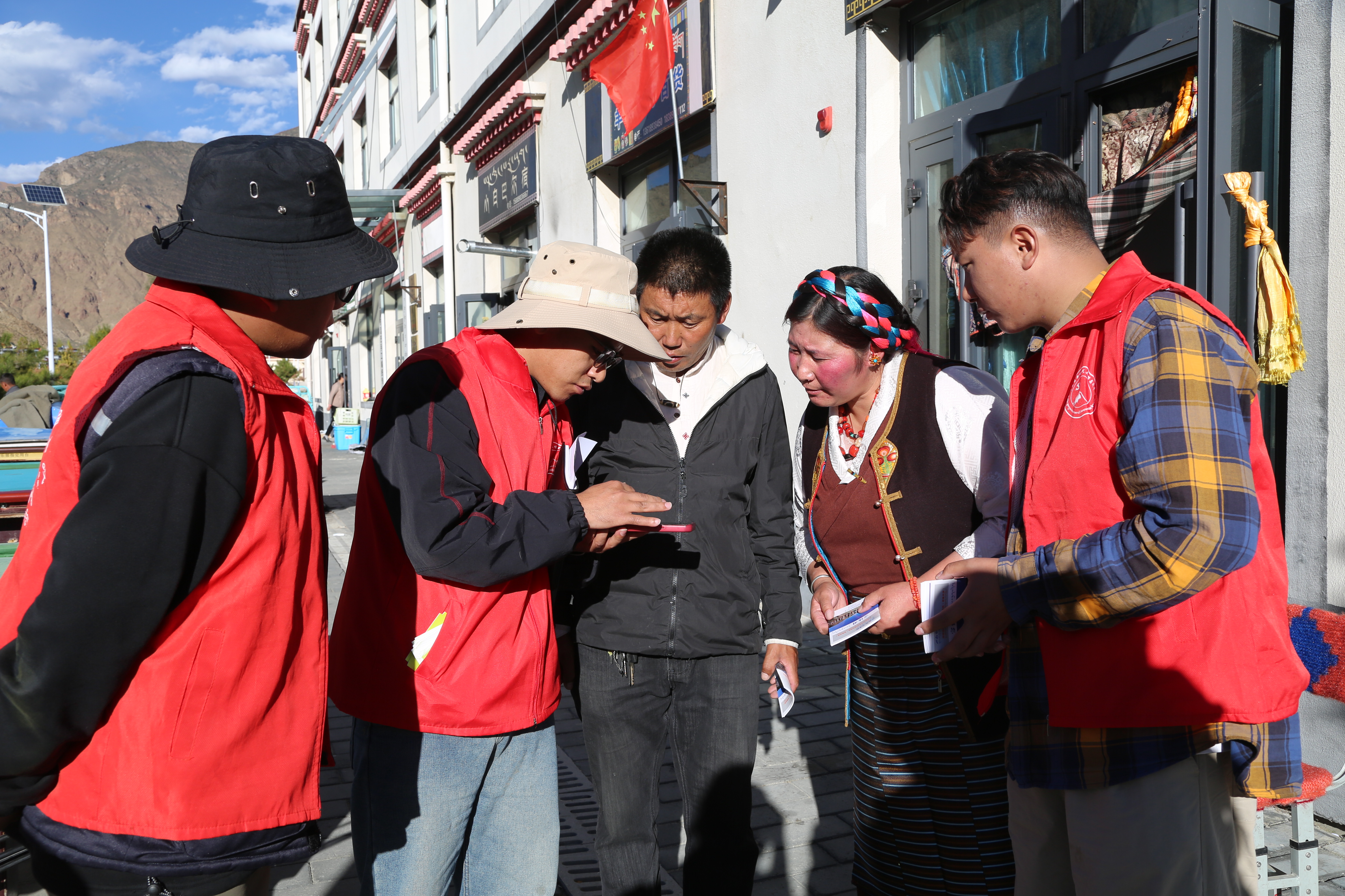 工作人员宣传移风易俗知识 (2).JPG