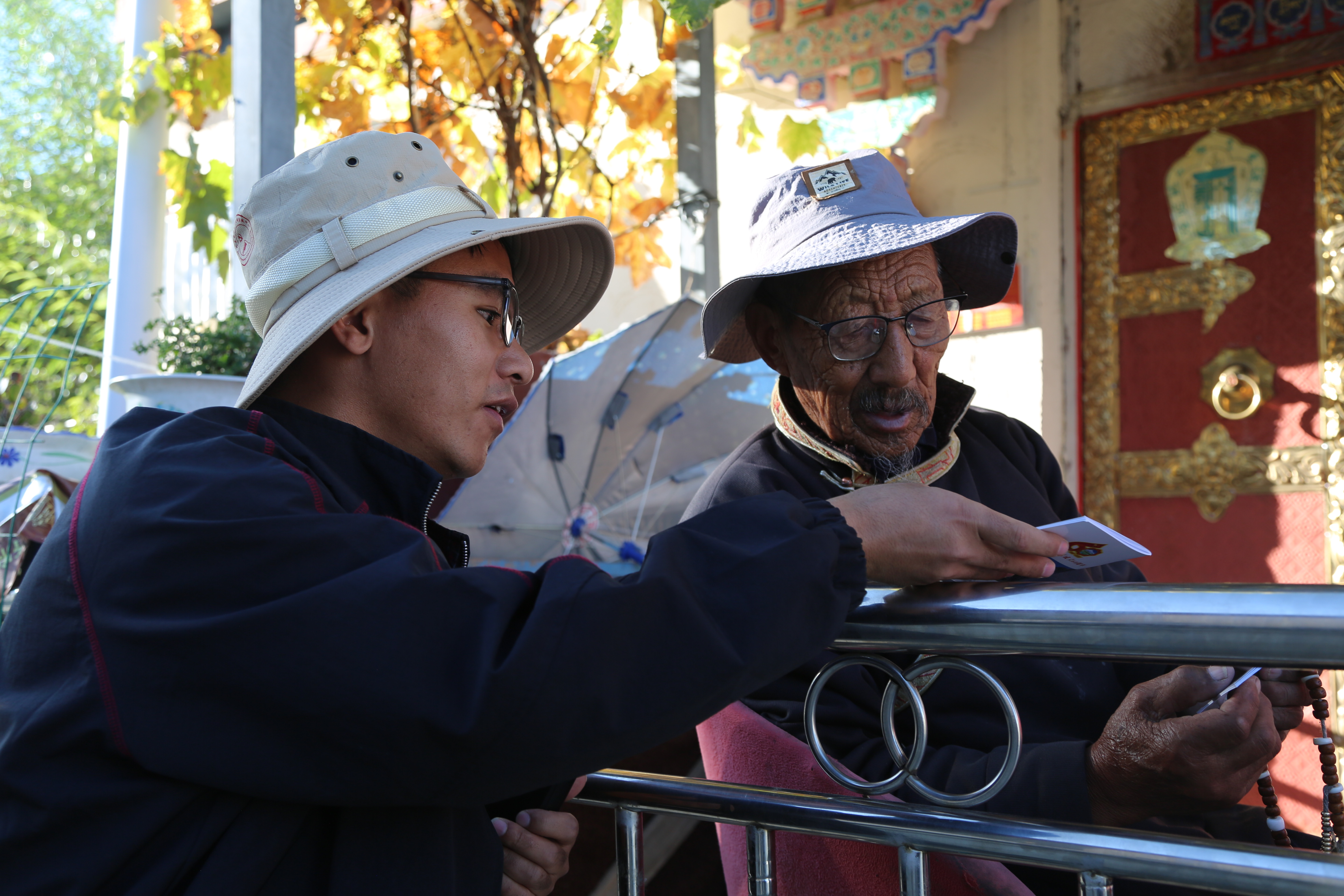 工作人员宣传移风易俗知识 (3).JPG