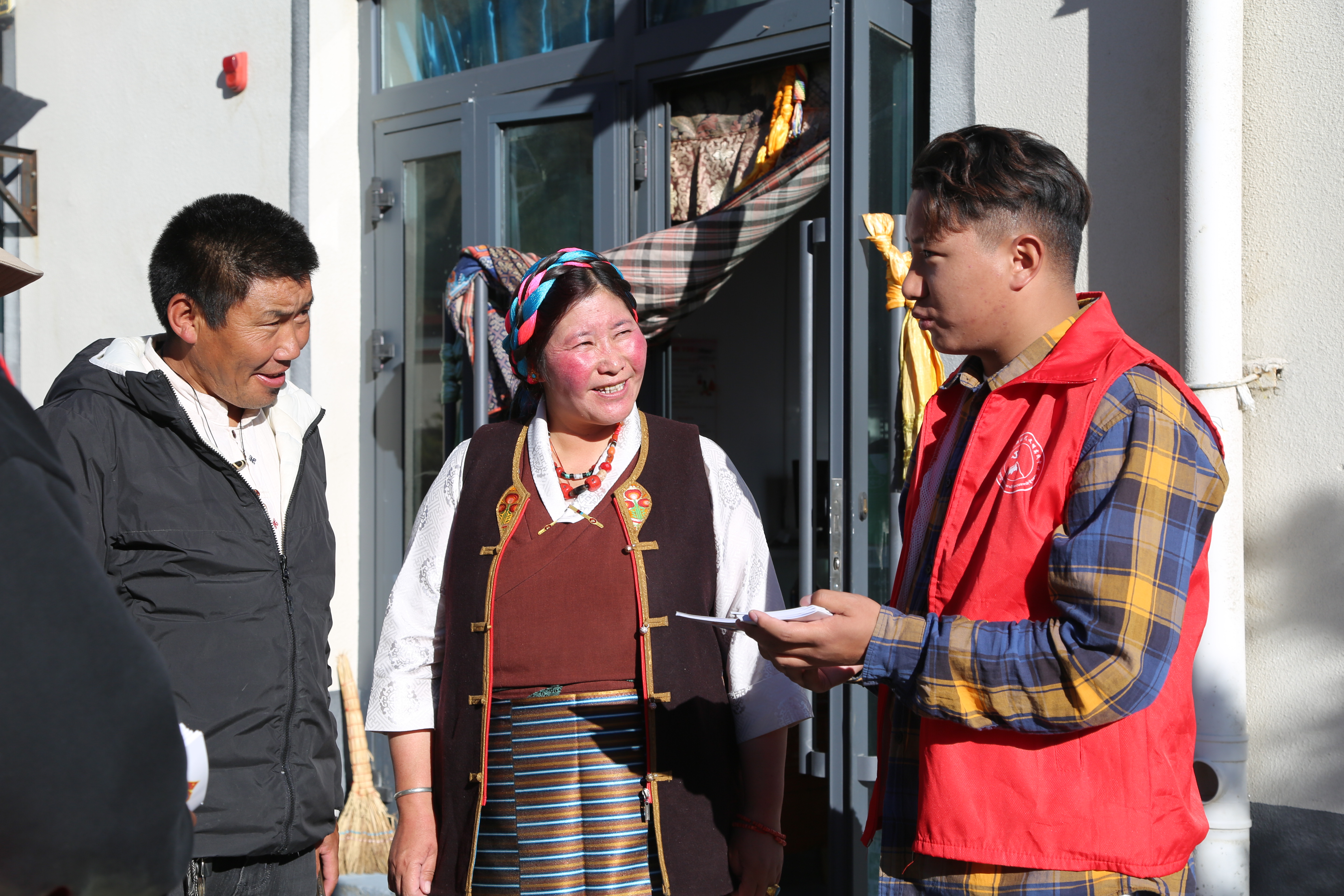 工作人员宣传移风易俗知识 (1).JPG