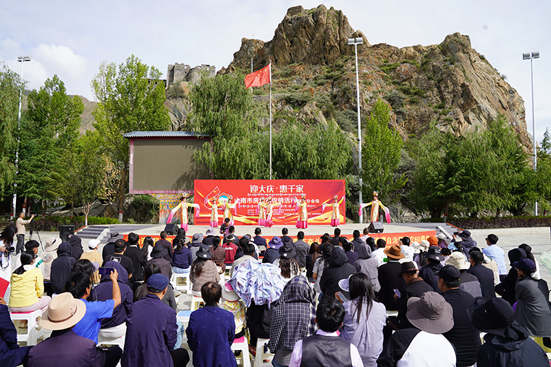 图为房地产促销活动现场琼结艺术团演职人员正在表演节目.jpg