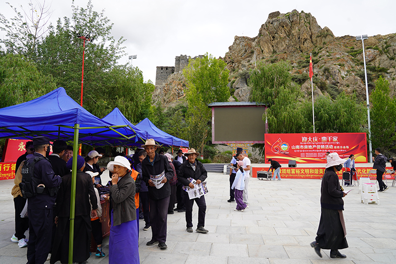 图为房地产促销活动现场.jpg