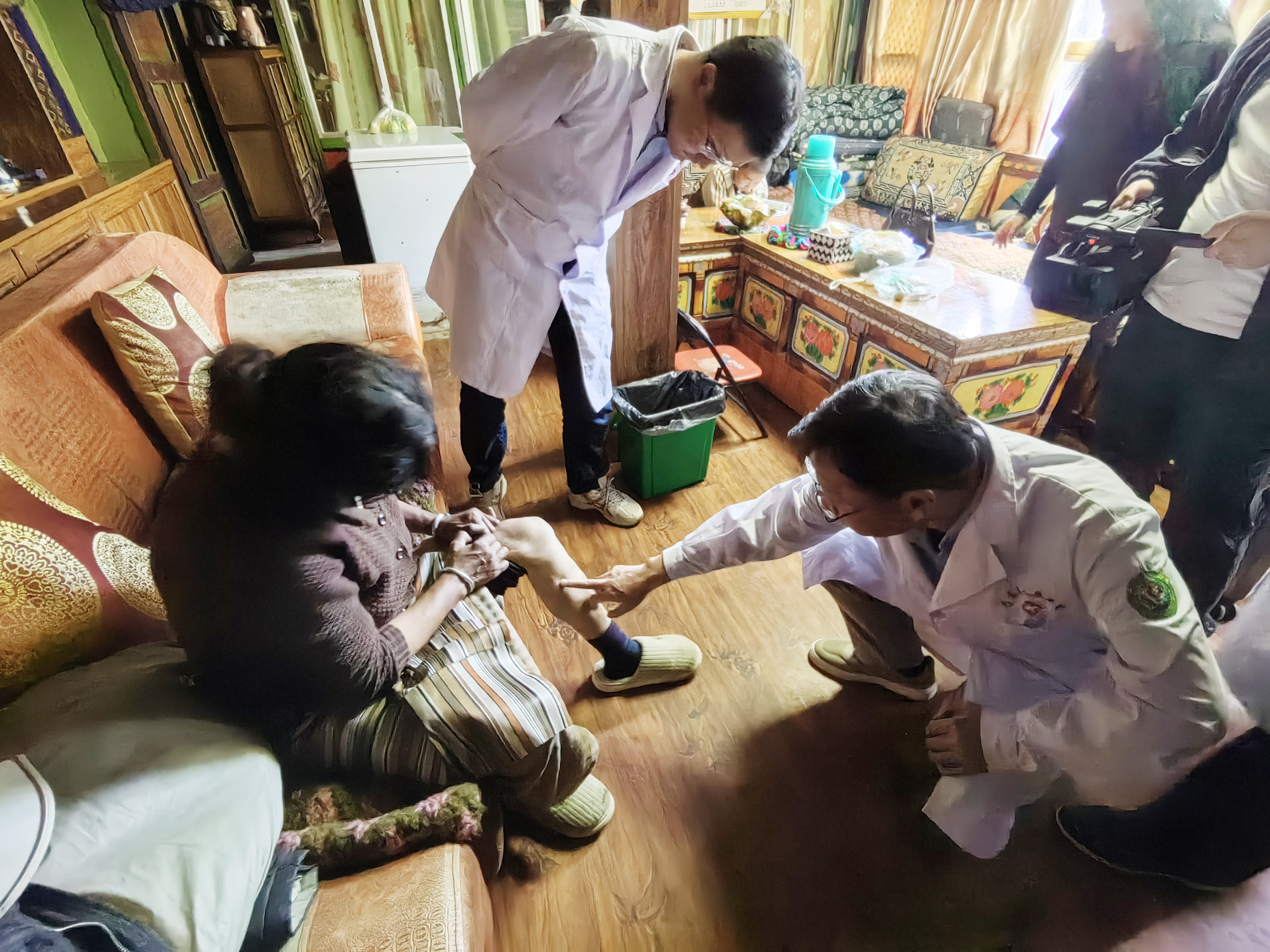 湖北长江大学援藏医疗队赴琼结成功实施首例村民静脉曲张手术 (1).jpg