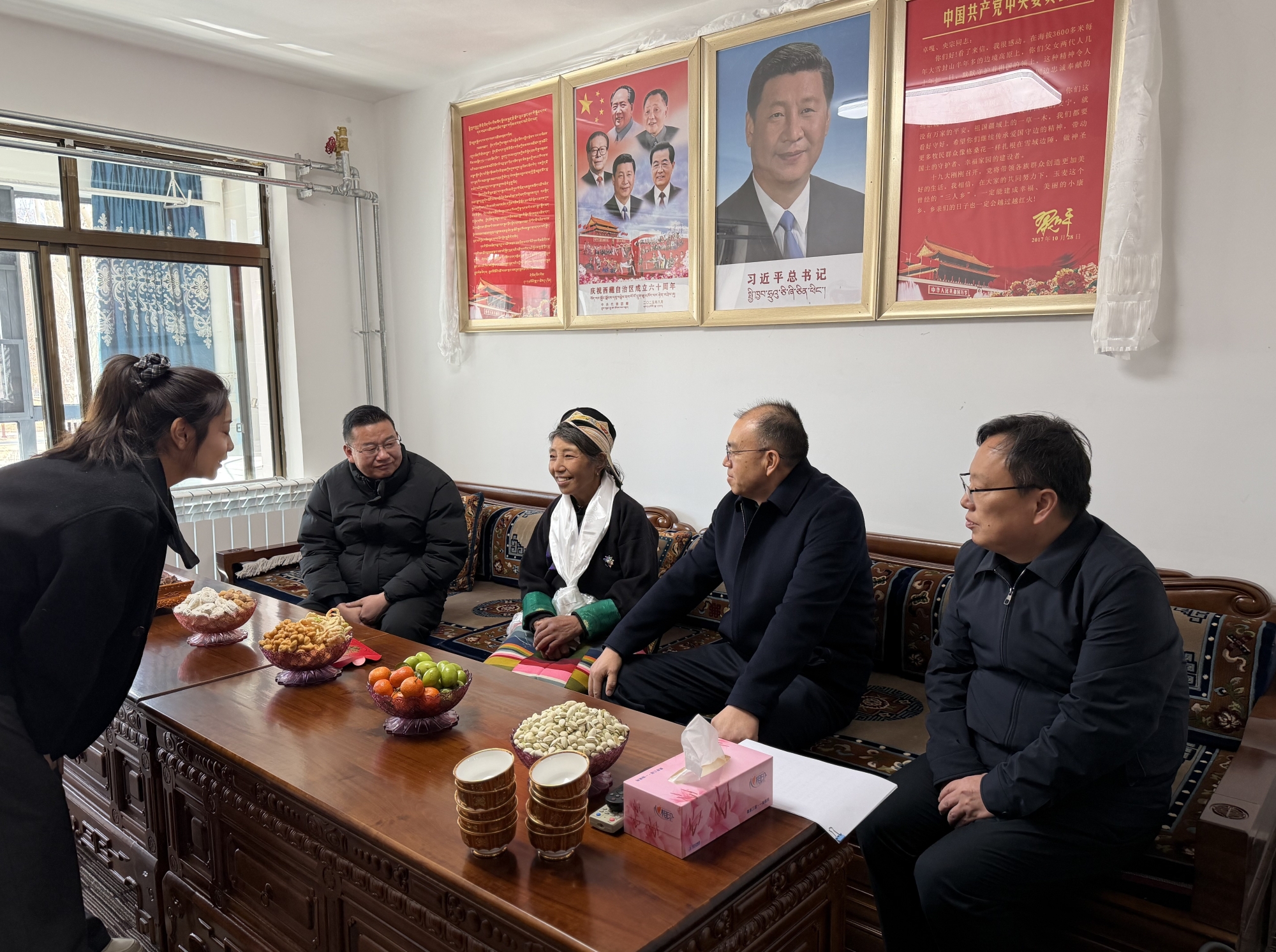 慰问“七一勋章”获得者卓嘎.jpg 慰问“七一勋章”获得者卓嘎.jpg