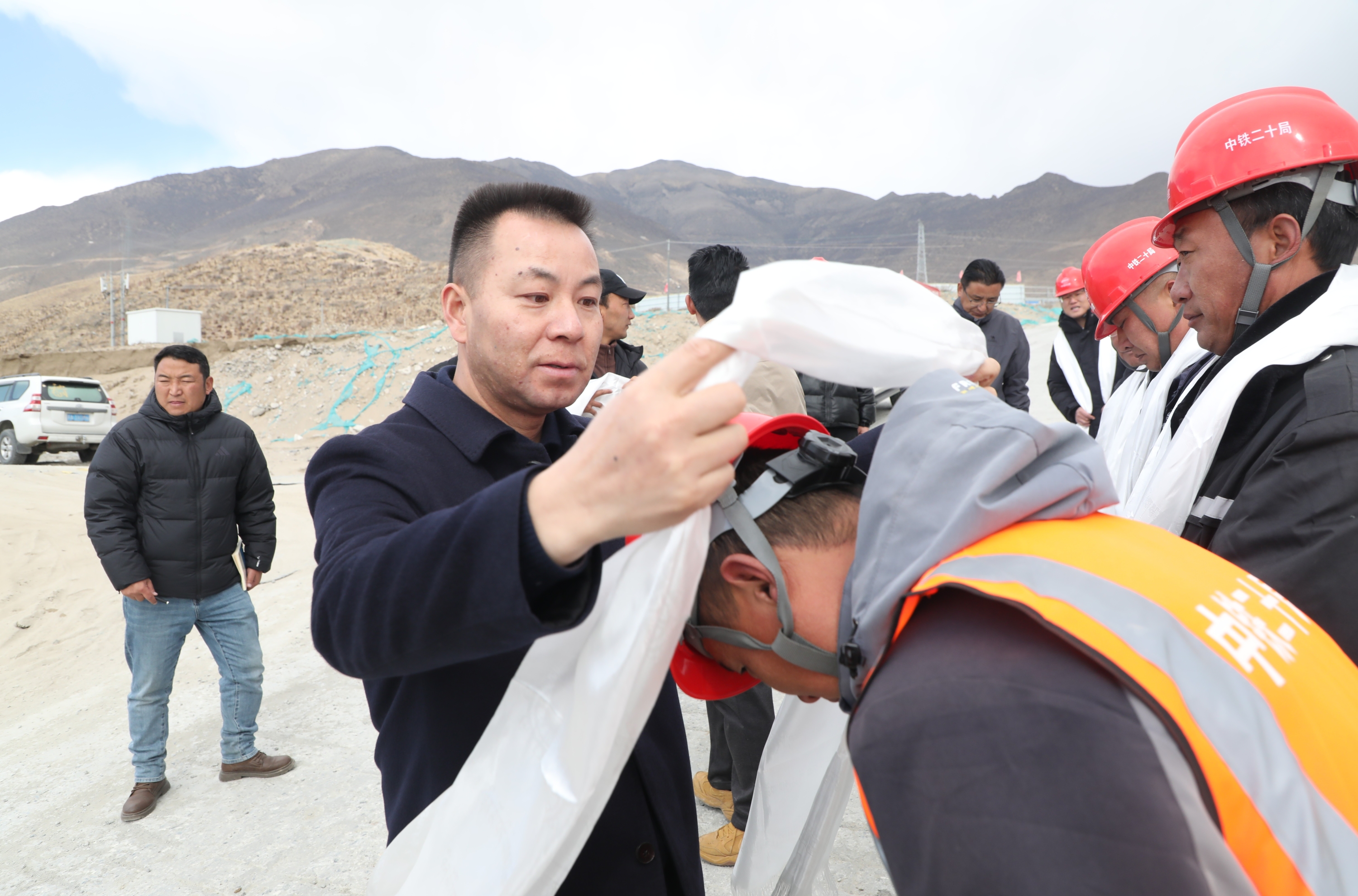 图为张维正在看望慰问一线施工人员 (2).JPG