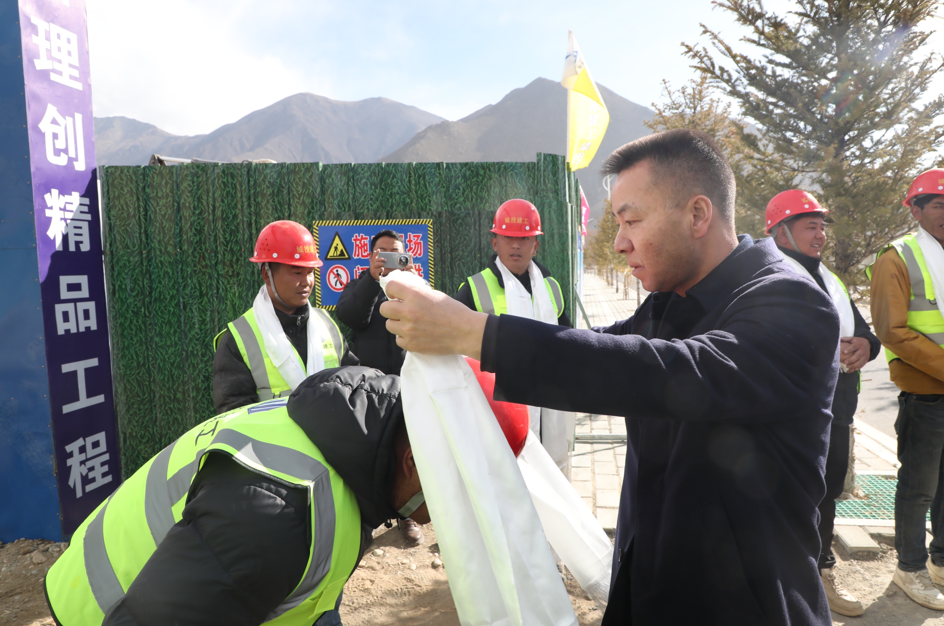 图为张维正在看望慰问一线施工人员 (1).JPG