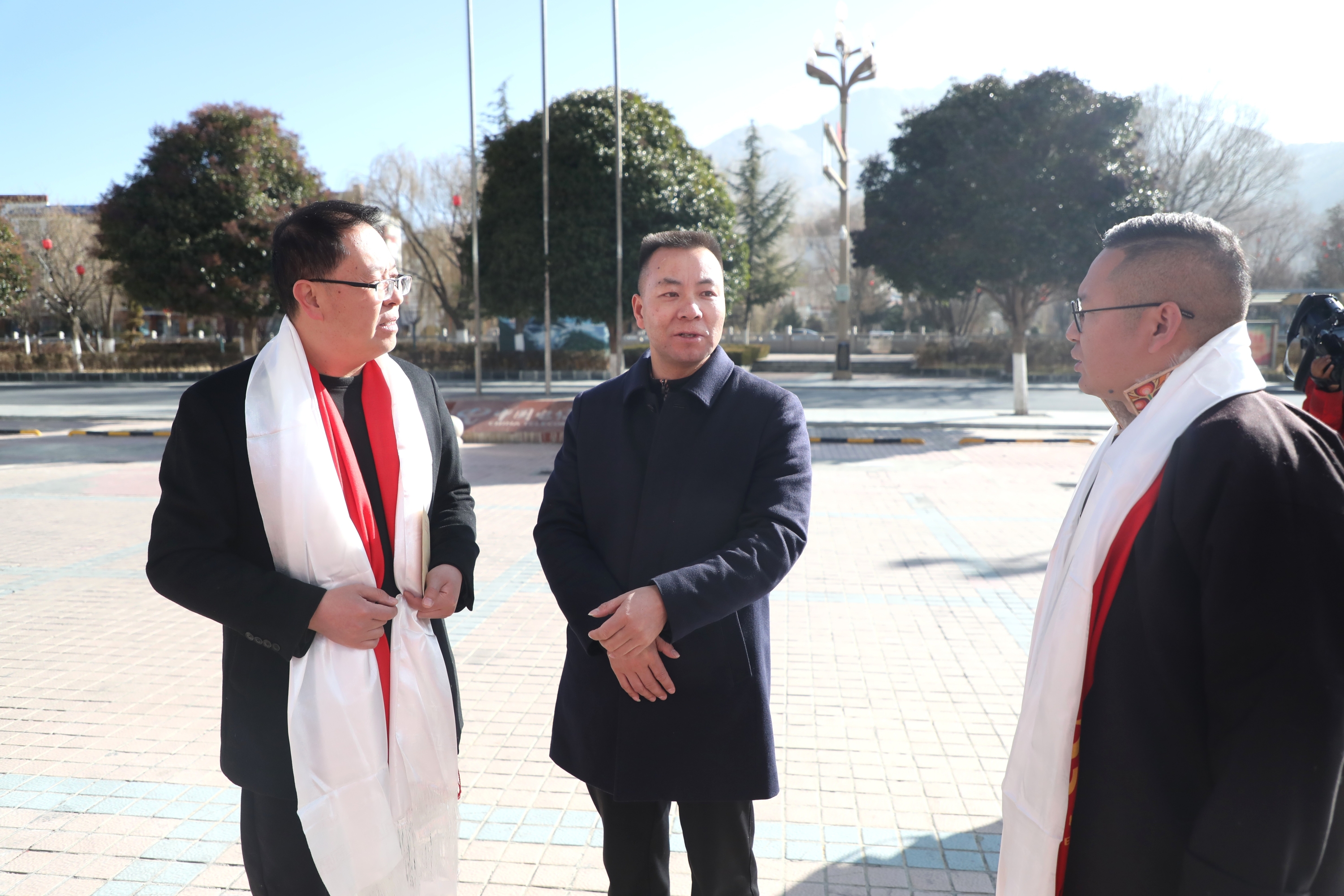 图为张维看望慰问一线值班人员 (3).JPG