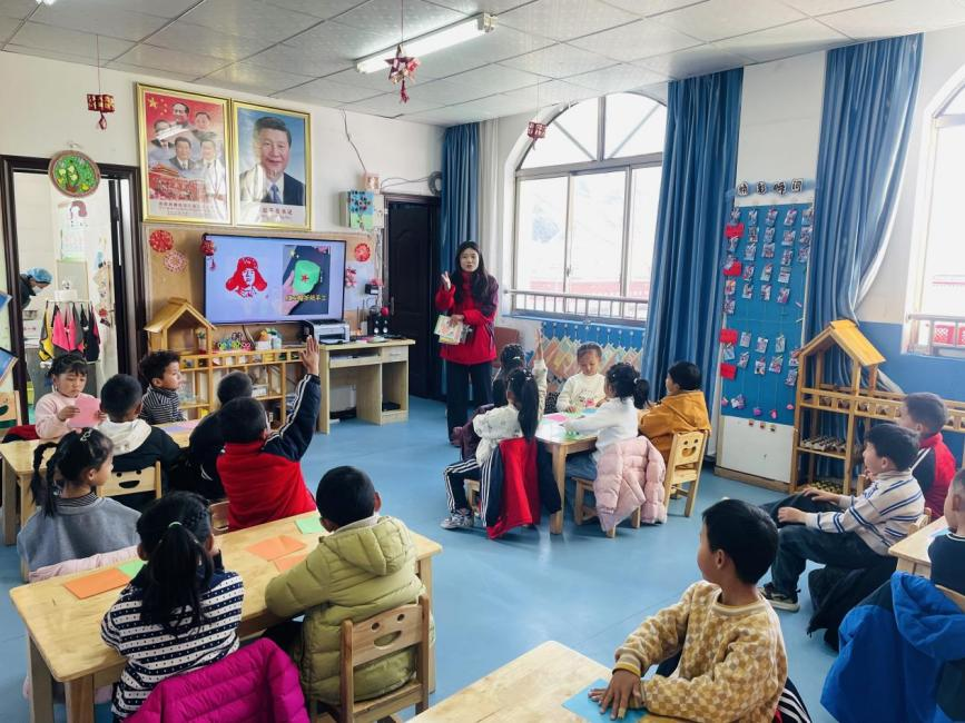 雪域童真映丹心——湖北文理学院“格桑花”支教团开展“童心向党”手工活动 (2).png