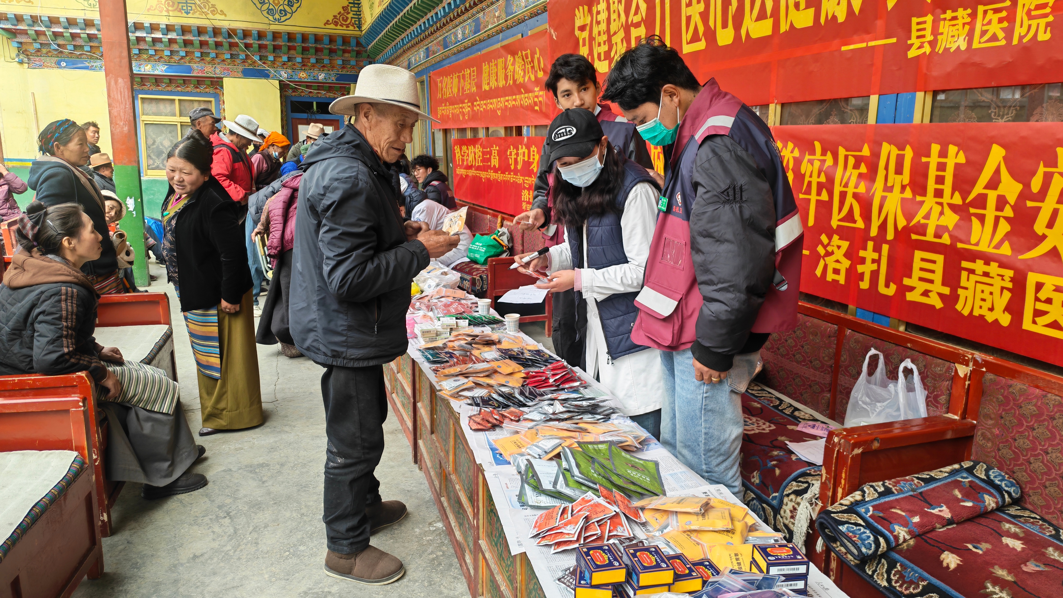 洛扎县藏医院“万名医师下基层 健康服务暖民心”义诊活动4_看图.jpg