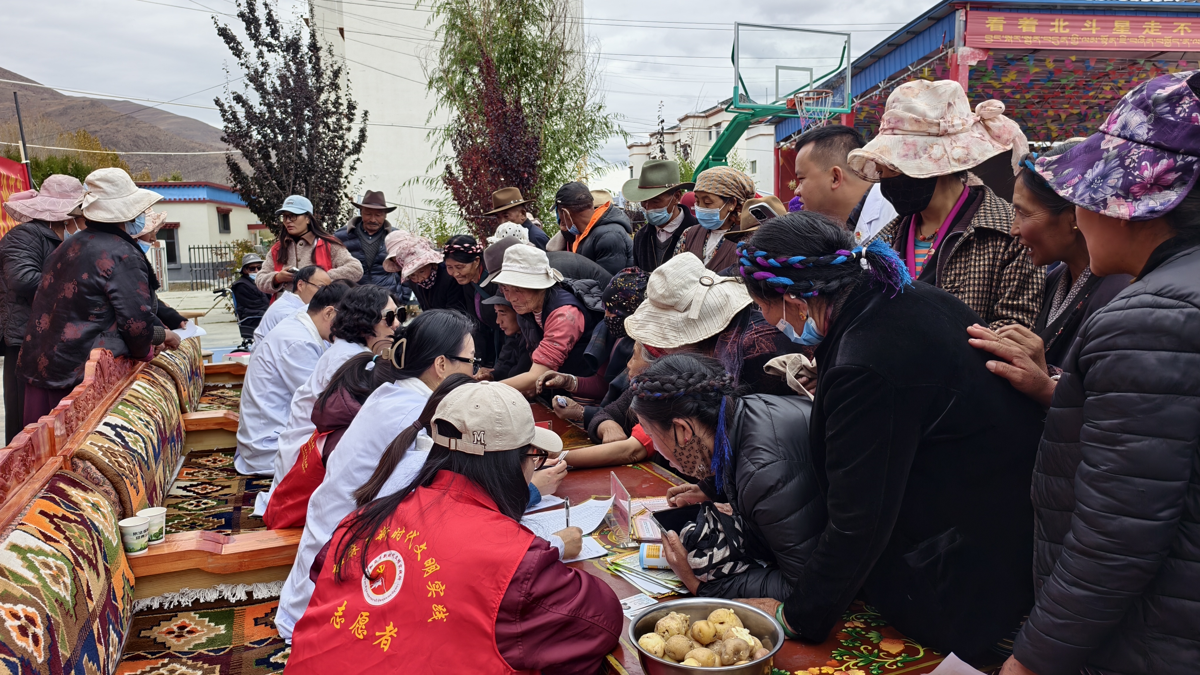 送医送药下基层 免费义诊暖民心 (2).jpg 送医送药下基层 免费义诊暖民心 (2).jpg