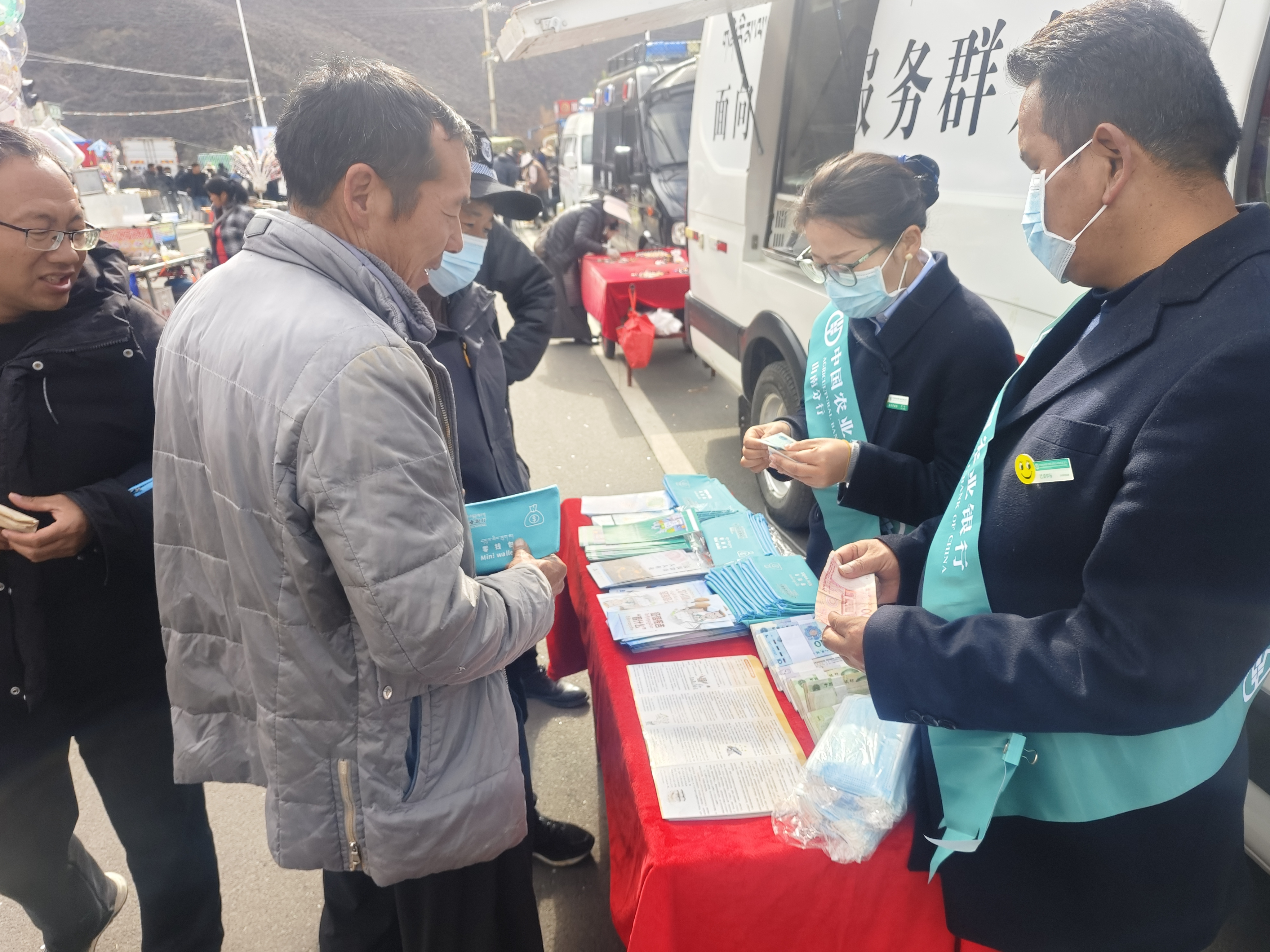 2025年全国秋季“村晚”加查县示范展示点活动暨文化、科技、卫生“三下乡”活动顺利完成2.jpg 2025年全国秋季“村晚”加查县示范展示点活动暨文化、科技、卫生“三下乡”活动顺利完成2.jpg