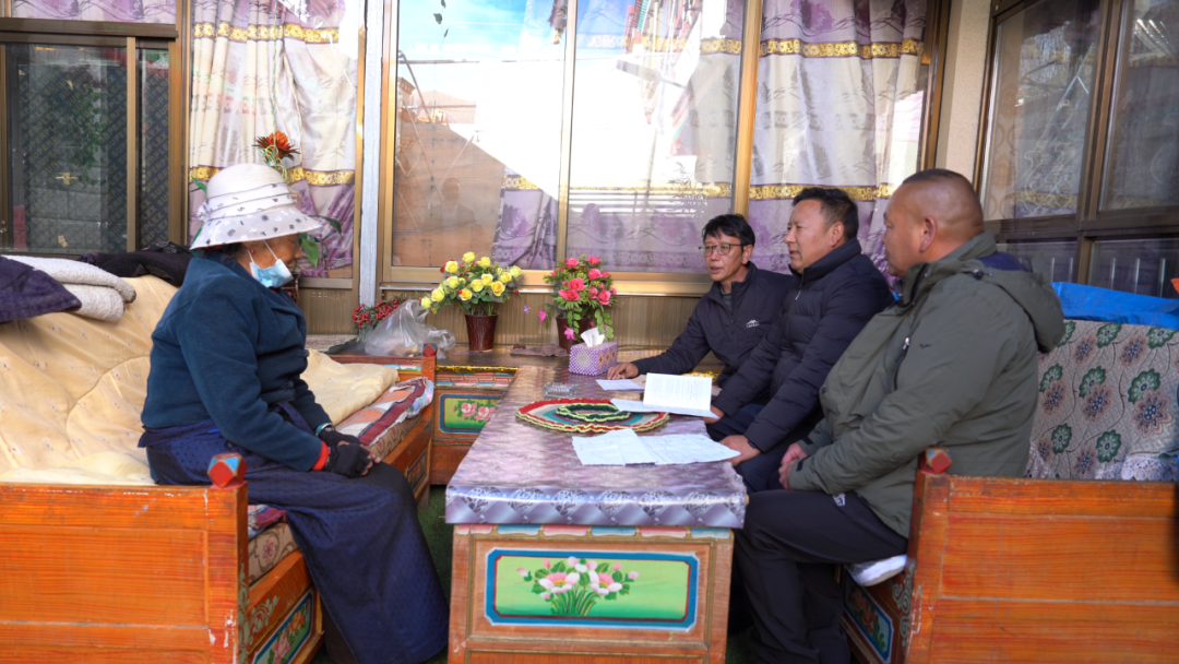 乃东街道工作人员正在入户。.png 乃东街道工作人员正在入户。.png