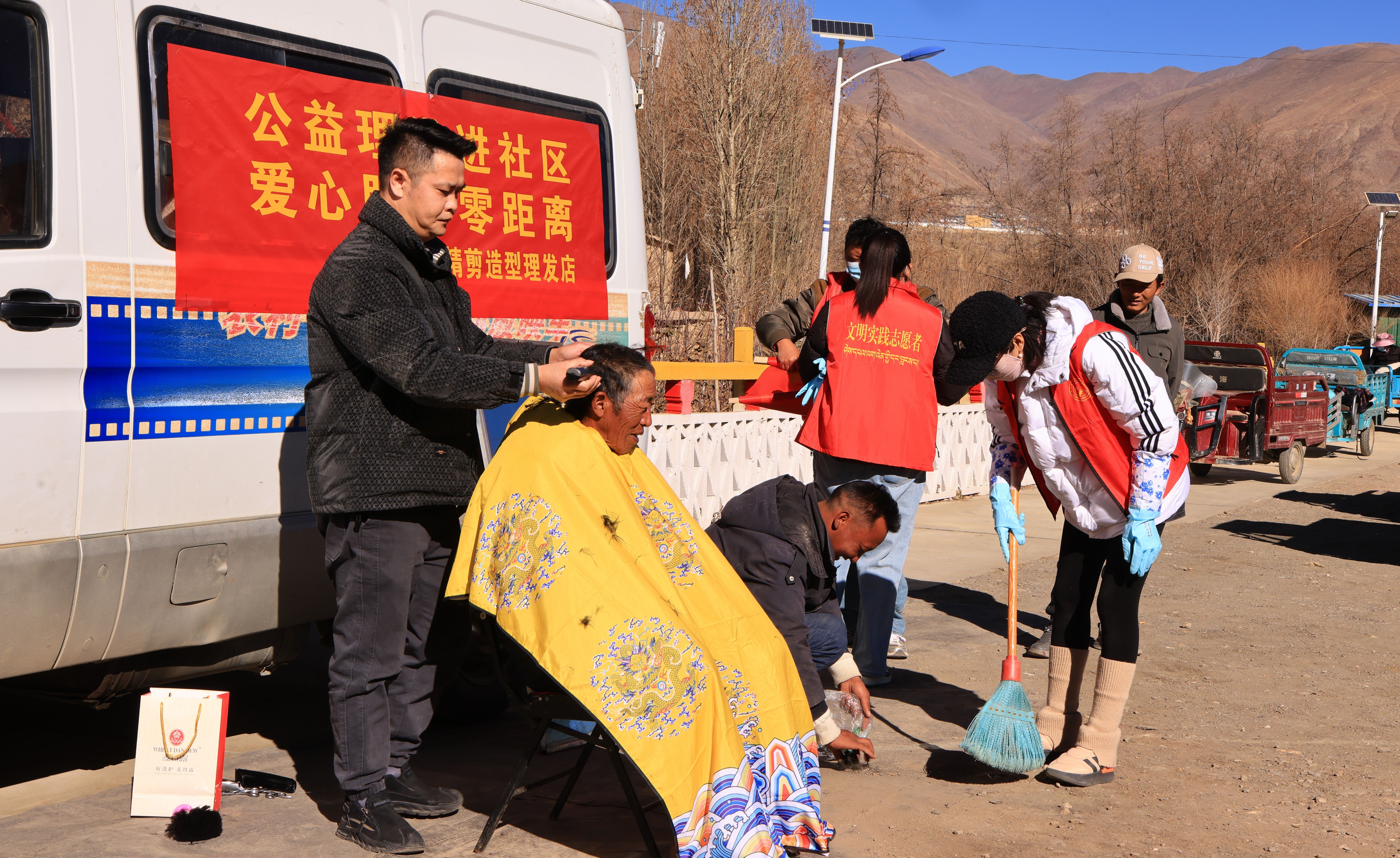 隆子县组织开展“12·5”国际志愿日敬老志愿服务活动24123.jpg 隆子县组织开展“12·5”国际志愿日敬老志愿服务活动24123.jpg