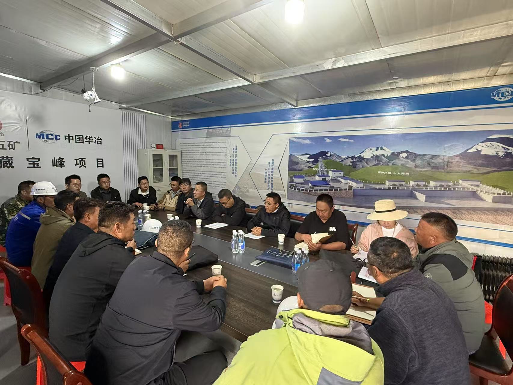 图为“执法+专家”组在江南矿业开展“企业安全管理水平会诊+专家讲评反馈”服务.jpg