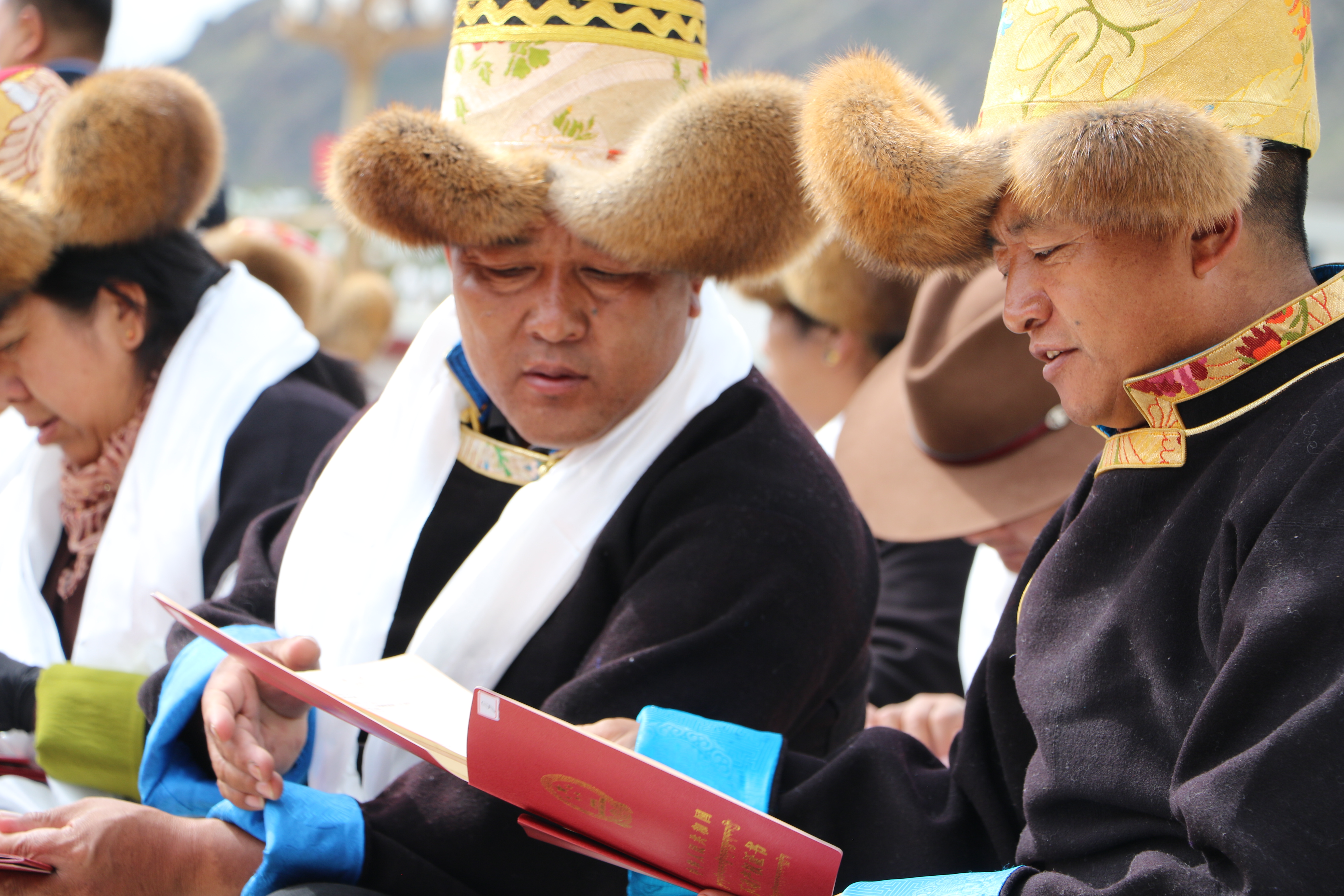 图为不动产权颁发现场，群众的喜悦溢于言表。 (2).JPG
