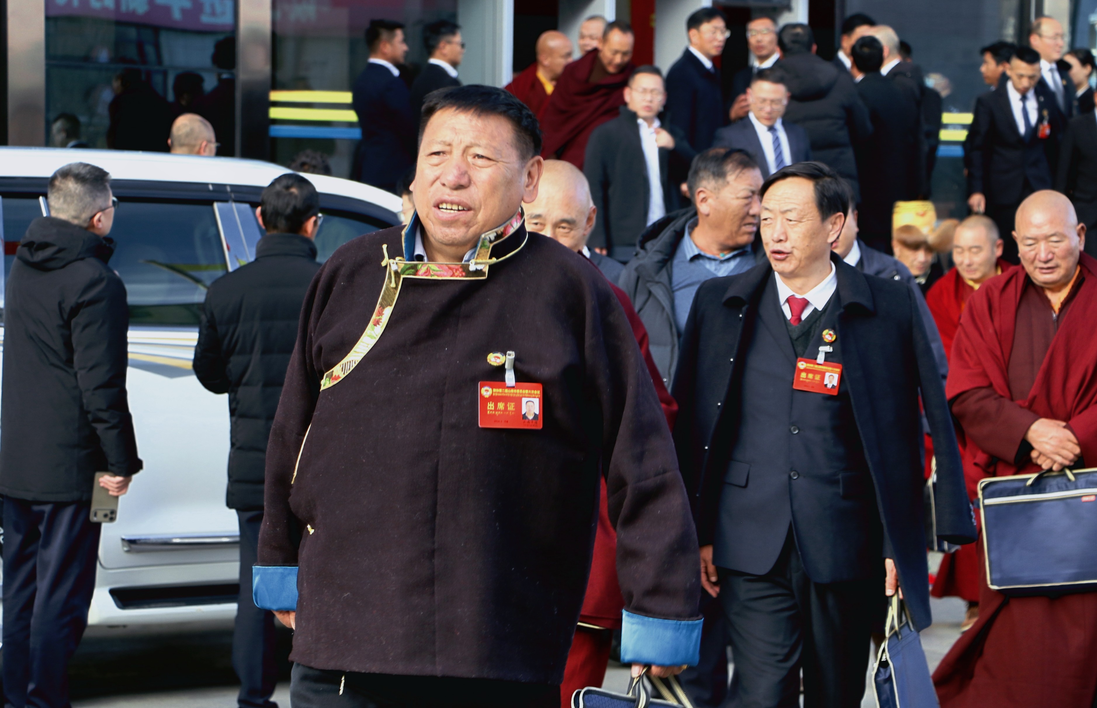 政协委员出场，合影留念、 (3).jpg