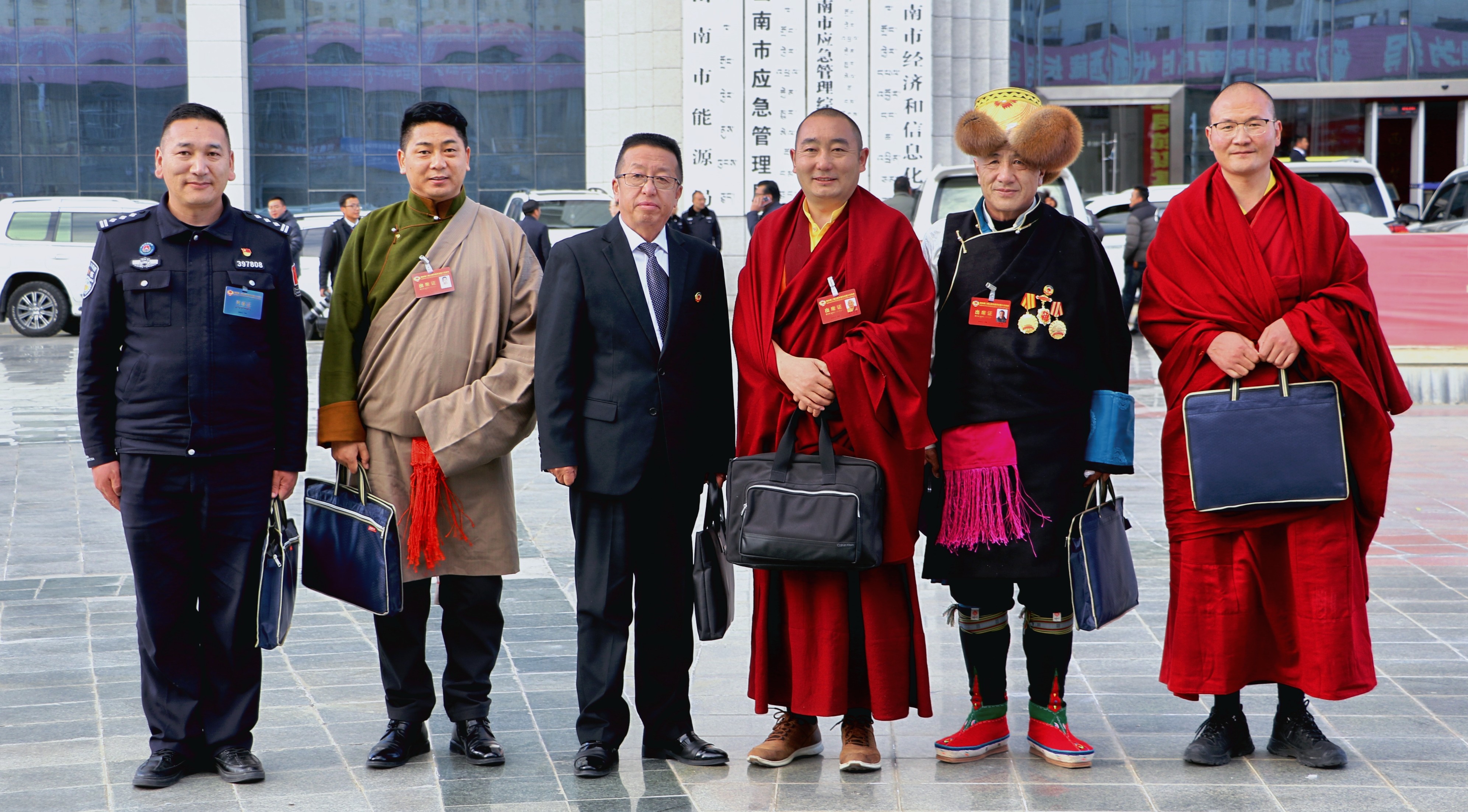 政协委员出场，合影留念、 (4).jpg