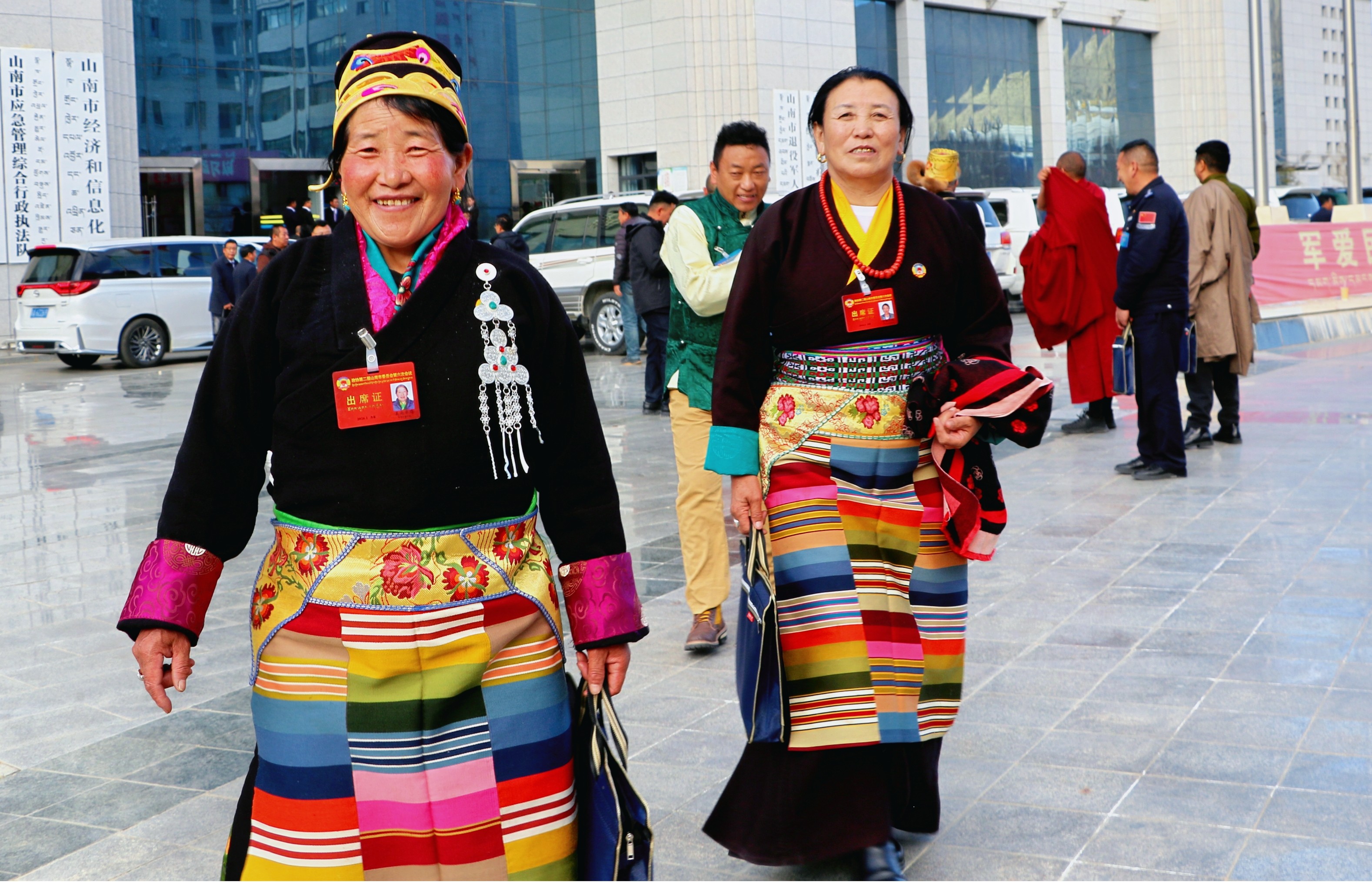 政协委员出场，合影留念、 (1).jpg