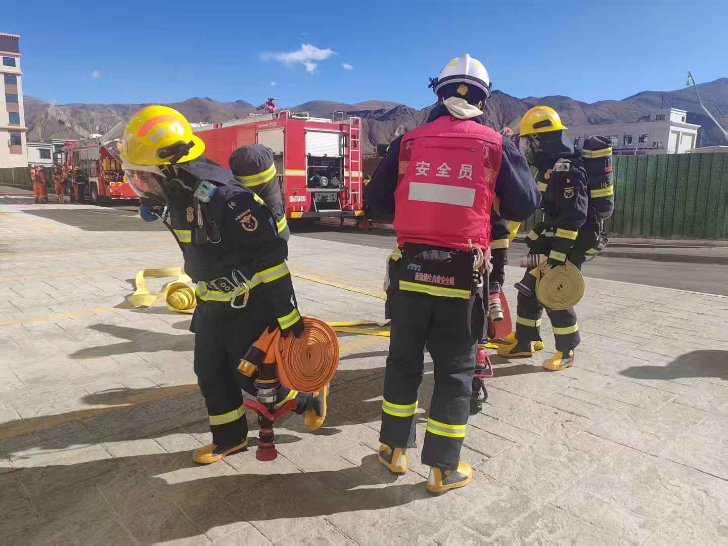 隆子隆子县开展高层建筑灭火救援实战演练1.png 隆子隆子县开展高层建筑灭火救援实战演练1.png