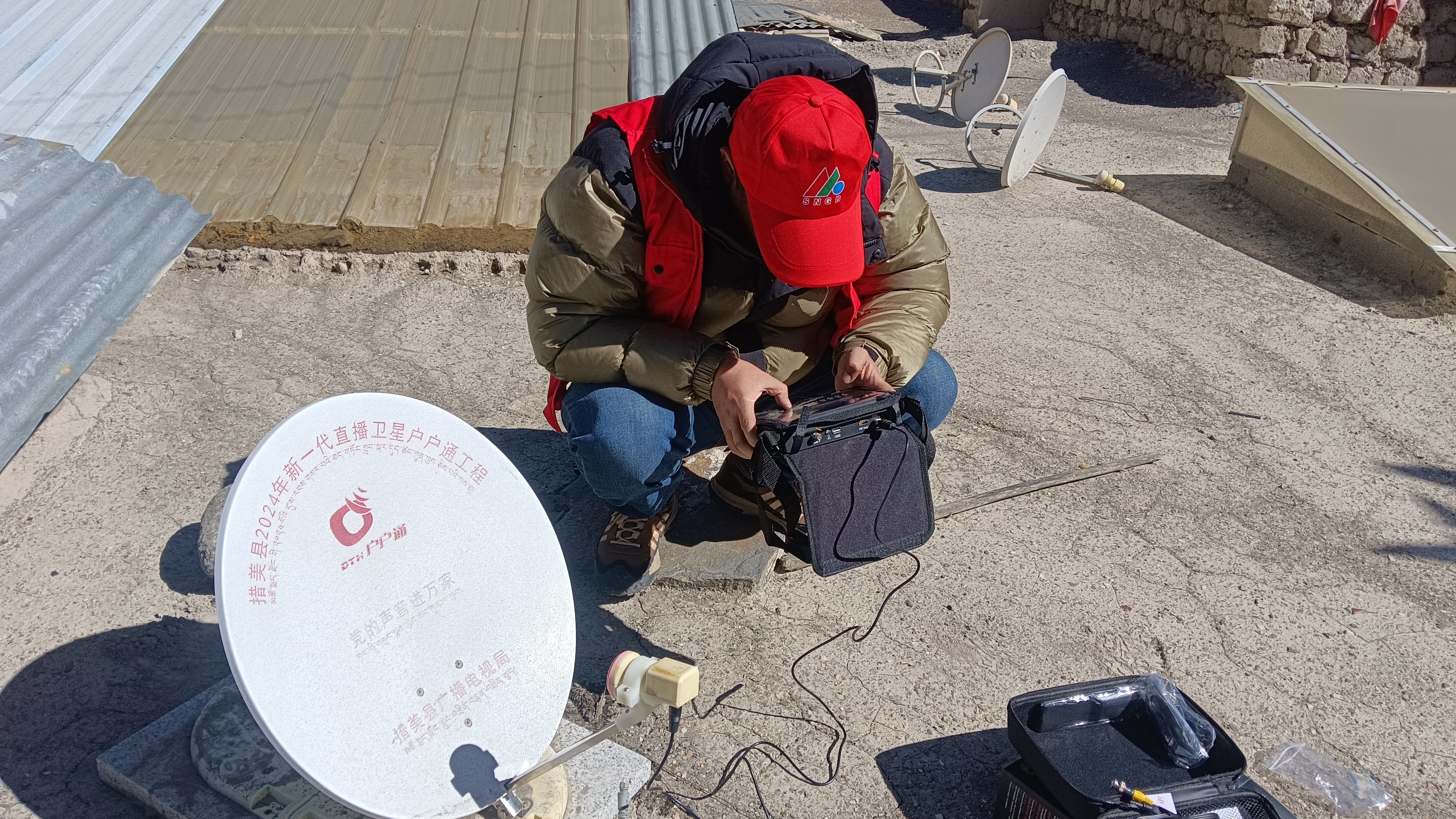 格桑南木加在房顶维修户户通.jpg 格桑南木加在房顶维修户户通.jpg