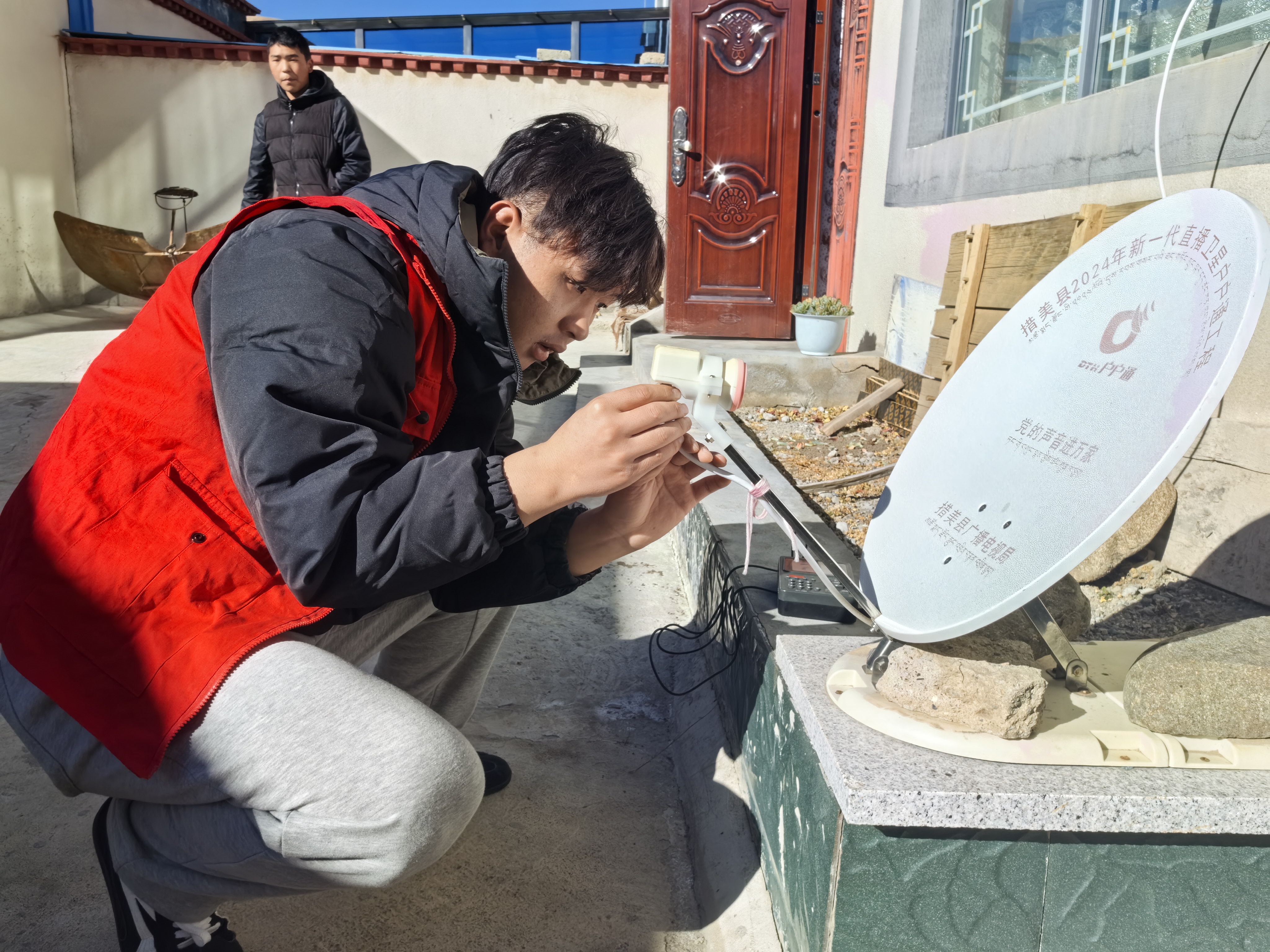 技术人员在信号调试.jpg 技术人员在信号调试.jpg