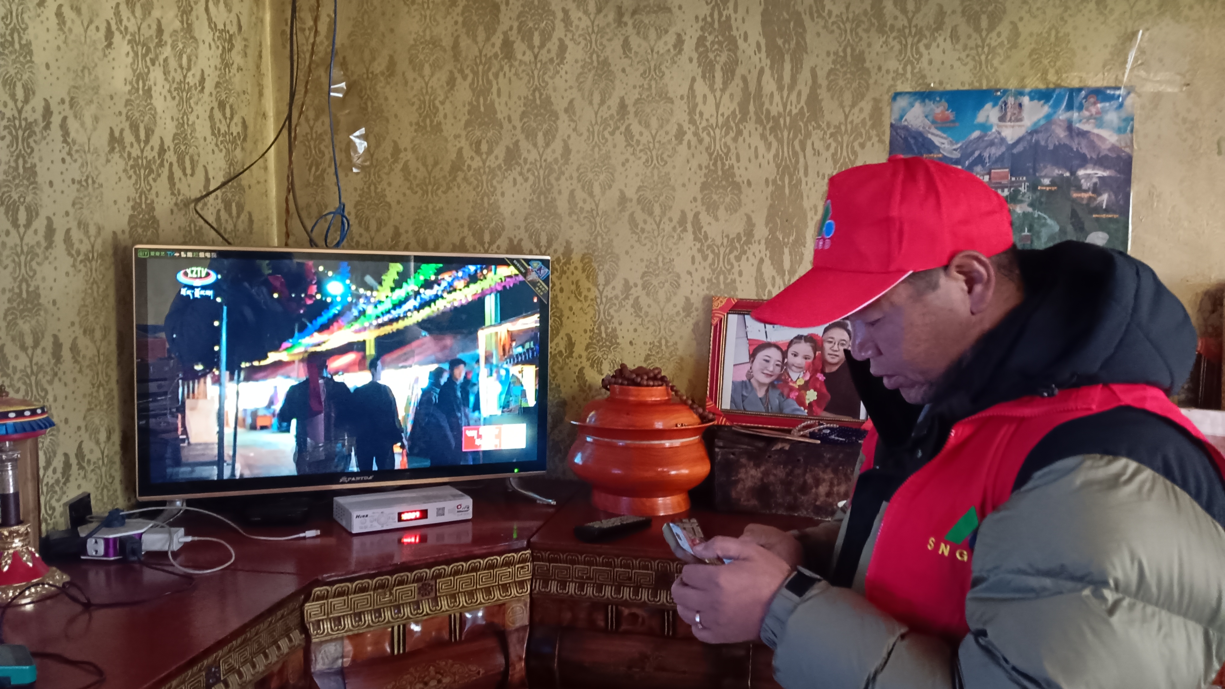 格桑南木加在调试设备.jpg 格桑南木加在调试设备.jpg