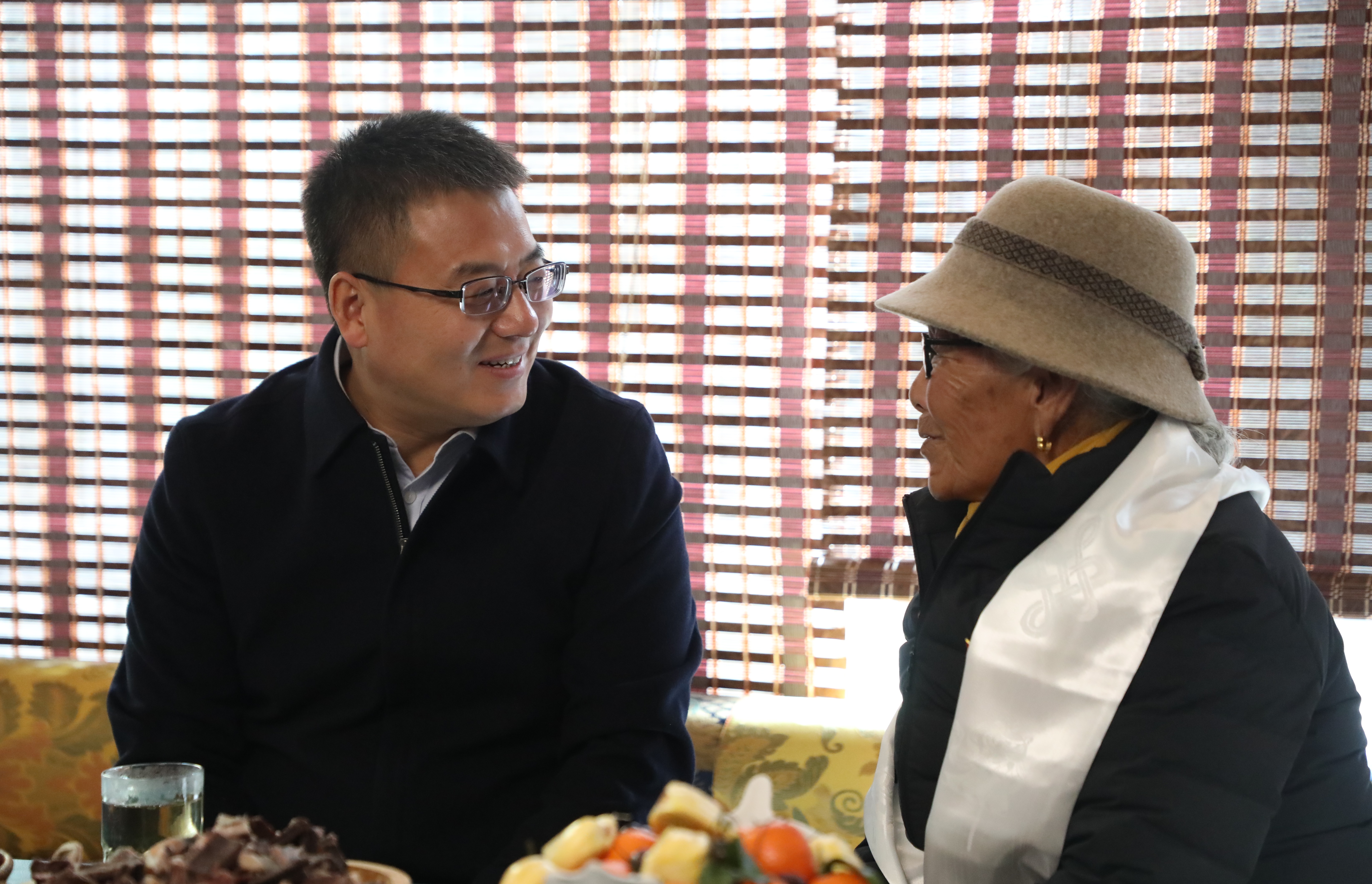 图为冯小义看望慰问老同志 (2).JPG