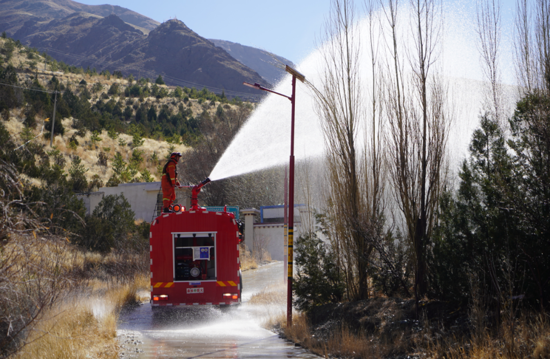 山南机动大队：筑牢全国两会期间森林防火安全屏障2.png