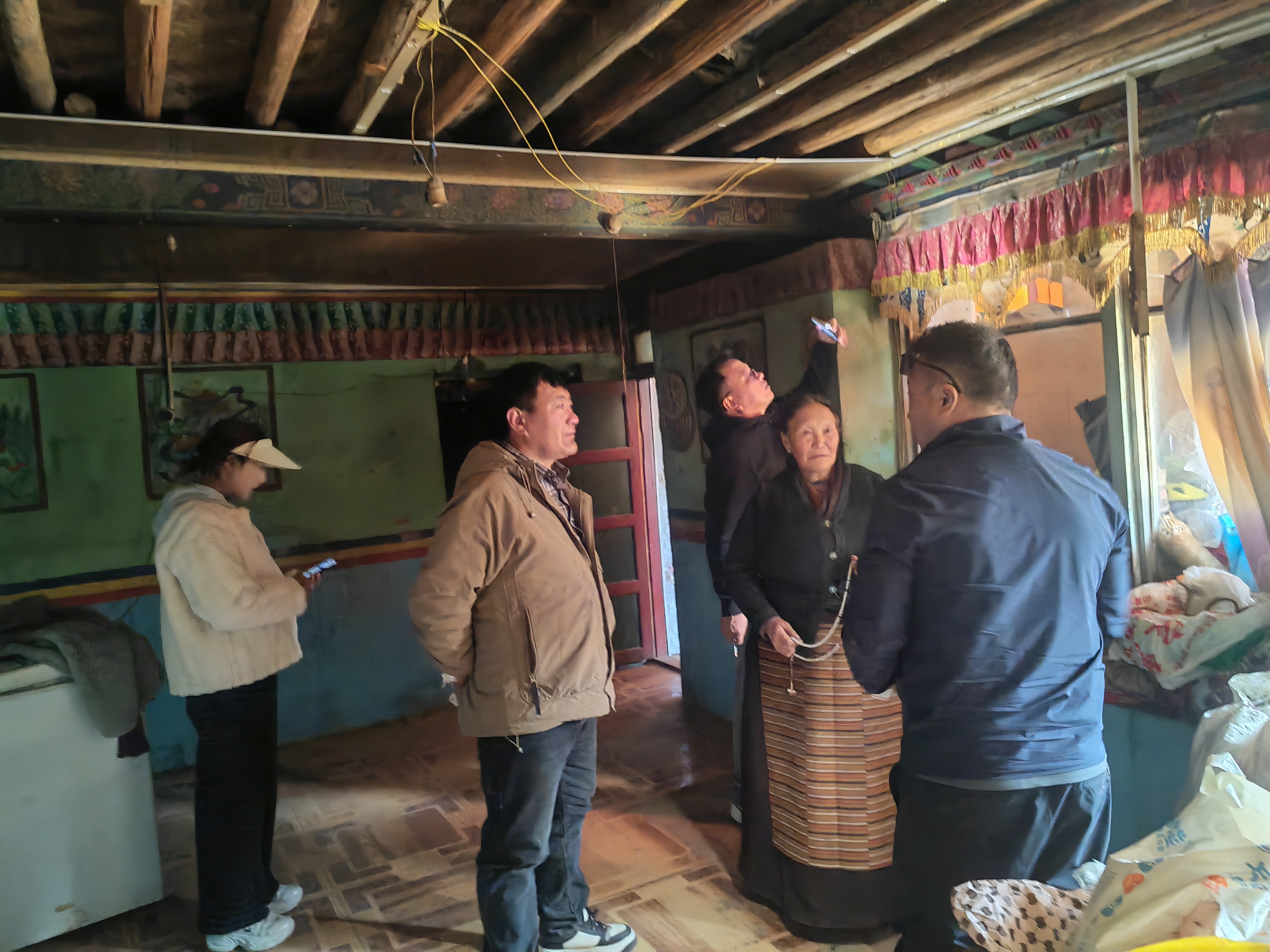 措美县住建局下沉哲古镇扎实收集危房改造资料.jpg