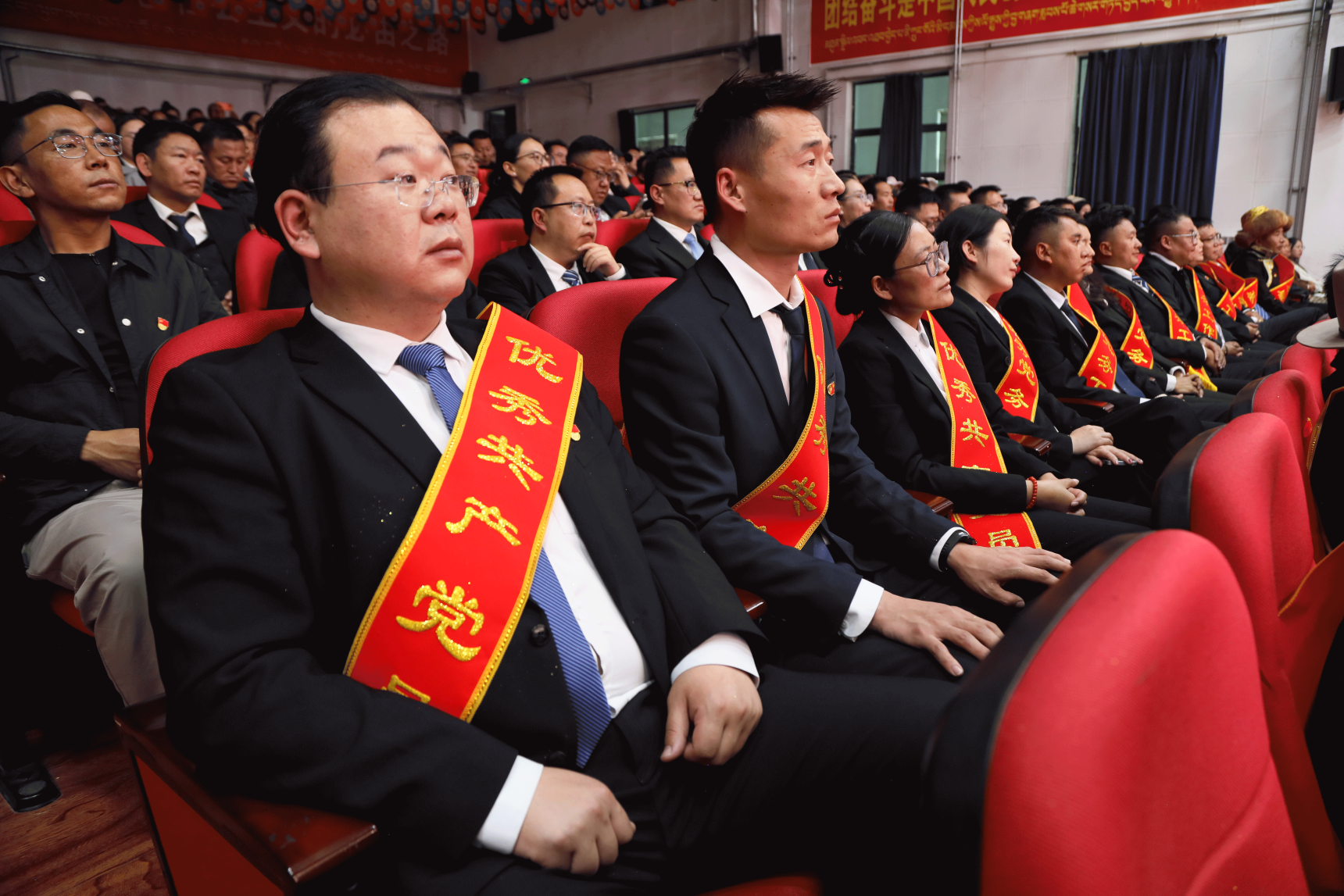 措美县隆重举行“两优一先”表彰大会暨“光荣在党50年”纪念章颁发仪式2.png