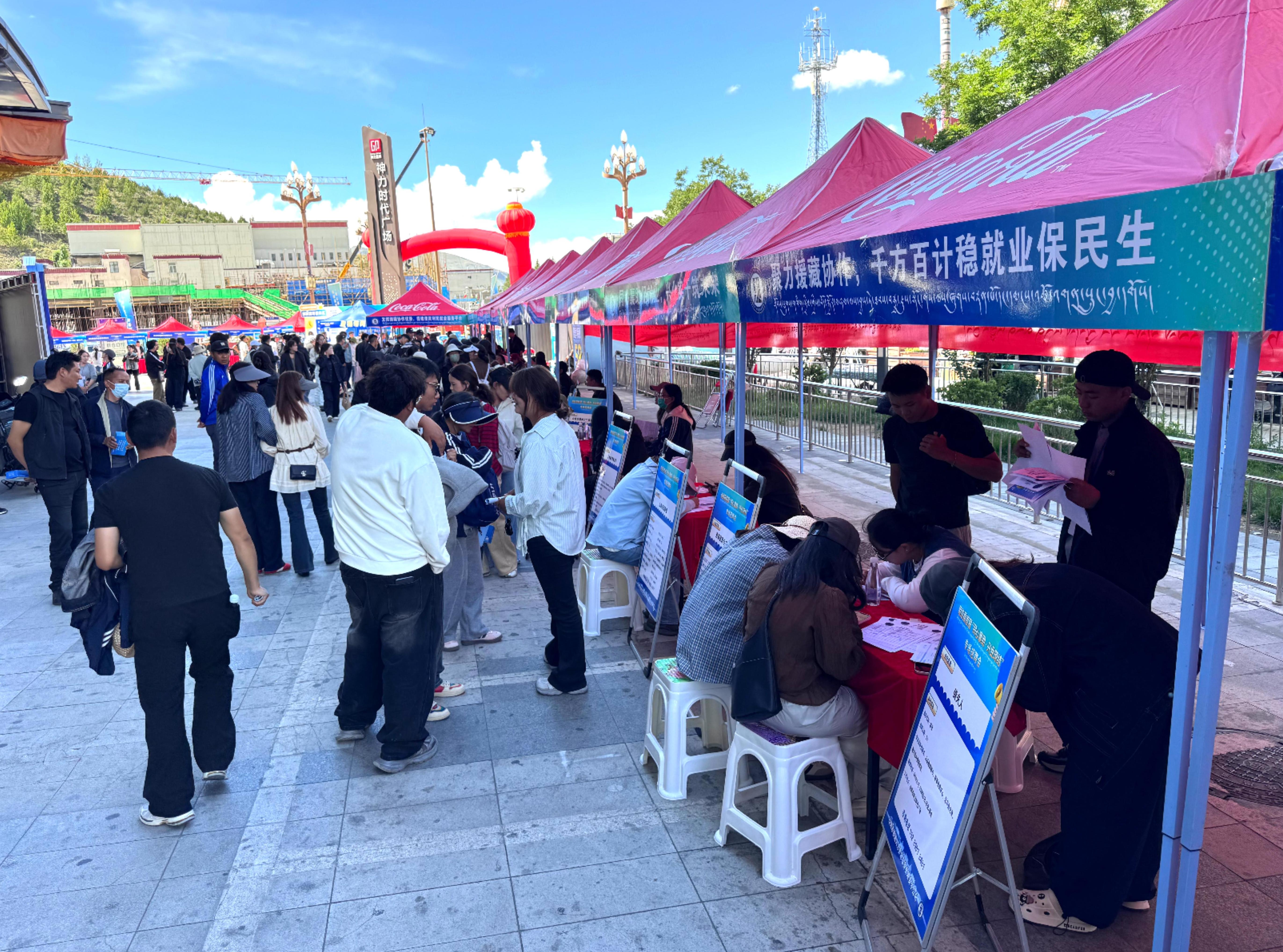 图为招聘会现场大景 (2).jpg
