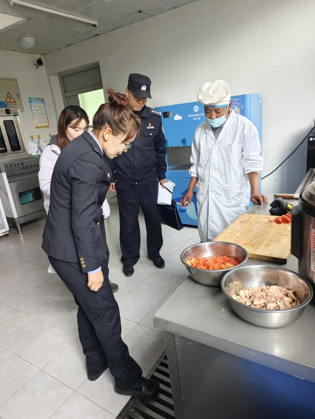 扎囊县市场监督管理局联合县公安局，对辖区中小学、幼儿园食堂开展食品安全专项检查1.png