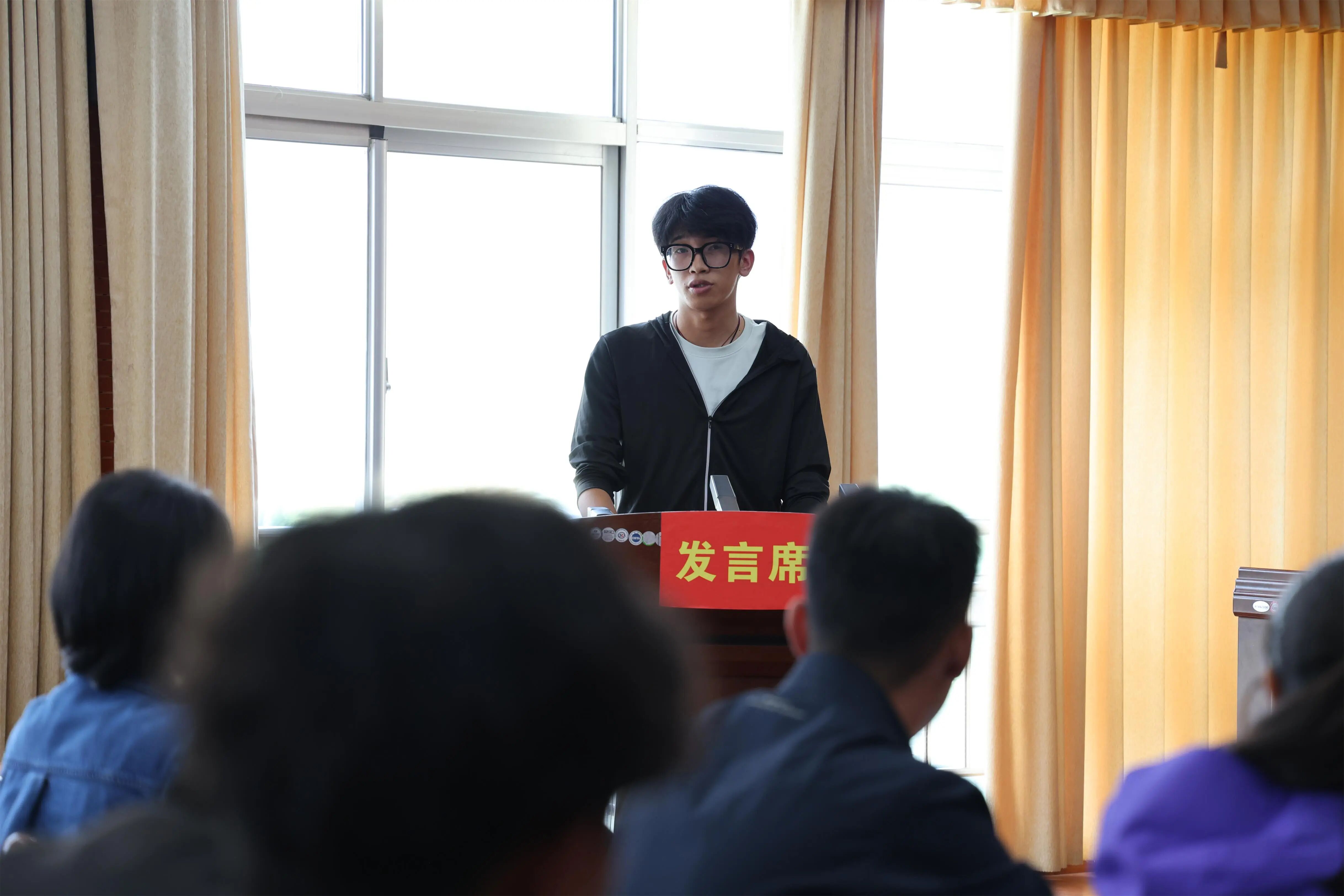 图为外出就业学生代表作交流发言.jpg 图为外出就业学生代表作交流发言.jpg
