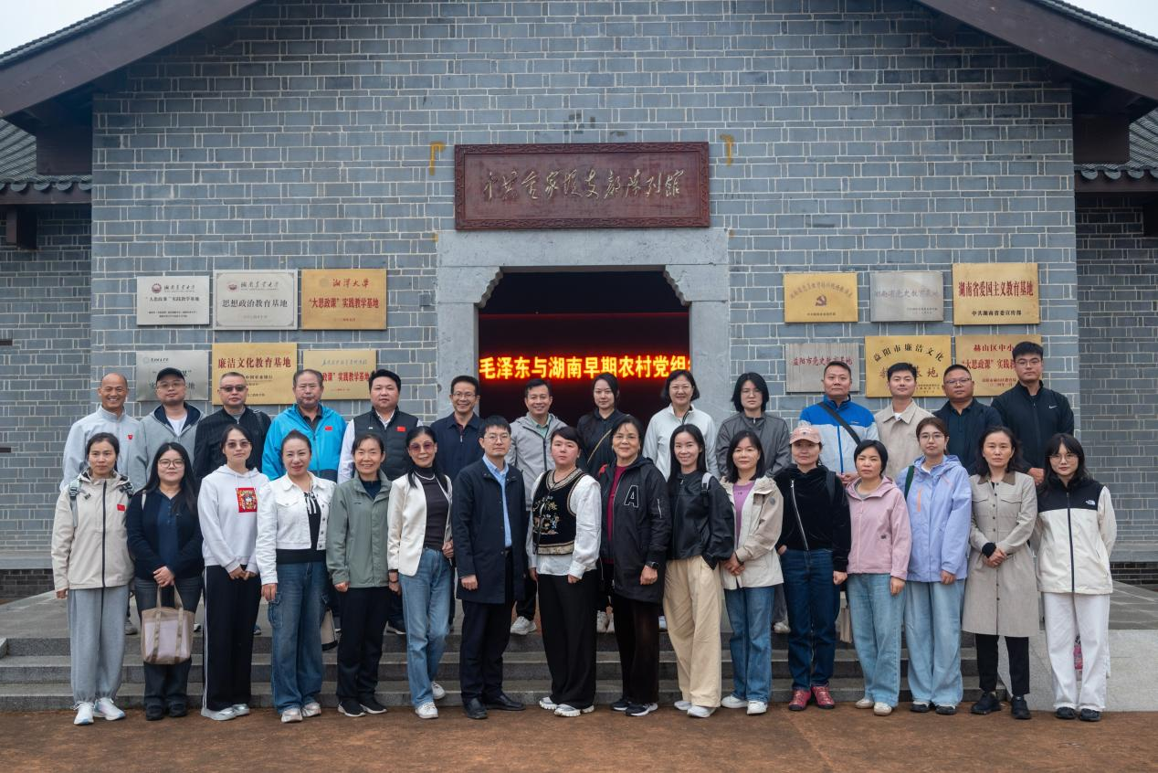 图为参观金家堤支部旧址.png