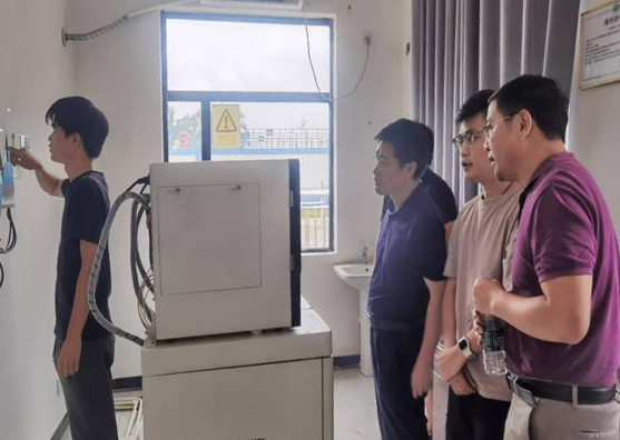 调研组在又兰镇污水处理厂了解配套管网建设及运行管理情况.jpg